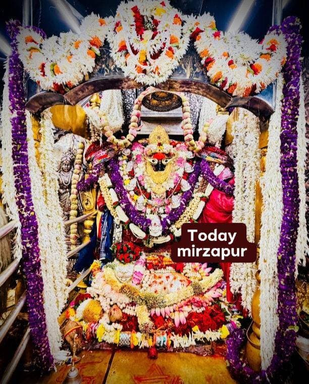 # विंध्याचल धाम में अष्टमी पर उमड़ा आस्था का महासैलाब, मां विंध्यवासिनी के दर्शन को घंटों इंतजार; बरतर मार्ग पर लगा जाम
**मिर्जापुर।** शारदीय नवरात्र की अष्टमी पर रविवार को मां विंध्यवासिनी धाम में श्रद्धा और भक्ति का अद्भुत नजारा देखने को मिला। मां के दर्शन-पूजन के लिए श्रद्धालुओं की भारी भीड़ उमड़ पड़ी। सुबह से शुरू हुआ दर्शनार्थियों के पहुंचने का सिलसिला रात होते-होते और तेज हो गया। मंदिर परिसर से लेकर आसपास के मार्गों तक भक्तों की लंबी कतारें दिखाई दीं। मां विंध्यवासिनी के जयकारों से पूरा विंध्याचल धाम भक्तिमय हो उठा।
अष्टमी के पावन अवसर पर देश के विभिन्न हिस्सों से श्रद्धालु मां के दरबार में पहुंचे। कोई परिवार के साथ दर्शन करने आया तो कोई मन्नत लेकर मां के चरणों में हाजिरी लगाने पहुंचा। हाथों में पूजा की थाली, नारियल और चुनरी लिए श्रद्धालु अपनी बारी का इंतजार करते रहे। भारी भीड़ के बीच भक्तों में मां के दर्शन को लेकर खासा उत्साह देखने को मिला।
**रात होते ही बढ़ी भीड़, घंटों कतार में खड़े रहे भक्त**
रविवार की रात श्रद्धालुओं की संख्या बढ़ने के साथ ही मंदिर परिसर और आसपास के रास्तों पर भीड़ का दबाव बढ़ गया। मां विंध्यवासिनी के दर्शन के लिए भक्तों को लंबा इंतजार करना पड़ा। इसके बावजूद श्रद्धालुओं की आस्था और उत्साह में कोई कमी नहीं दिखाई दी। कई श्रद्धालु थकान के बावजूद कतार में अपनी बारी का इंतजार करते रहे और आगे बढ़कर मां के दर्शन करने की आस लगाए रहे।
**बरतर मार्ग पर जाम, आवागमन प्रभावित**
श्रद्धालुओं की भारी भीड़ का असर यातायात पर भी देखने को मिला। बरतर मार्ग पर जाम की स्थिति बन गई, जिससे लोगों को आवागमन में परेशानी का सामना करना पड़ा। मंदिर के आसपास के रास्तों पर भी भीड़ का दबाव बना रहा। नवरात्र के दौरान विंध्याचल धाम में बड़ी संख्या में श्रद्धालुओं के पहुंचने से क्षेत्र में लगातार चहल-पहल बनी हुई है।
**जयकारों से गूंजा मां का दरबार**
विंध्याचल धाम में अष्टमी के अवसर पर श्रद्धालुओं की भीड़ ने एक बार फिर मां विंध्यवासिनी के प्रति लोगों की अटूट आस्था को प्रदर्शित किया। मां के जयकारे लगाते हुए भक्त दर्शन के लिए आगे बढ़ते रहे। पूरा क्षेत्र भक्ति और उल्लास के माहौल में नजर आया। शारदीय नवरात्र के पावन अवसर पर मां के दर्शन के लिए उमड़ा यह जनसैलाब विंध्याचल की धार्मिक महत्ता और श्रद्धालुओं की गहरी आस्था का प्रतीक बना।
#विंध्याचलधाम #मां_विंध्यवासिनी #शारदीयनवरात्र #अष्टमी #मिर्जापुर #VindhyachalDham #MirzapurNews #TodayMirzapur #नवरात्रि2026