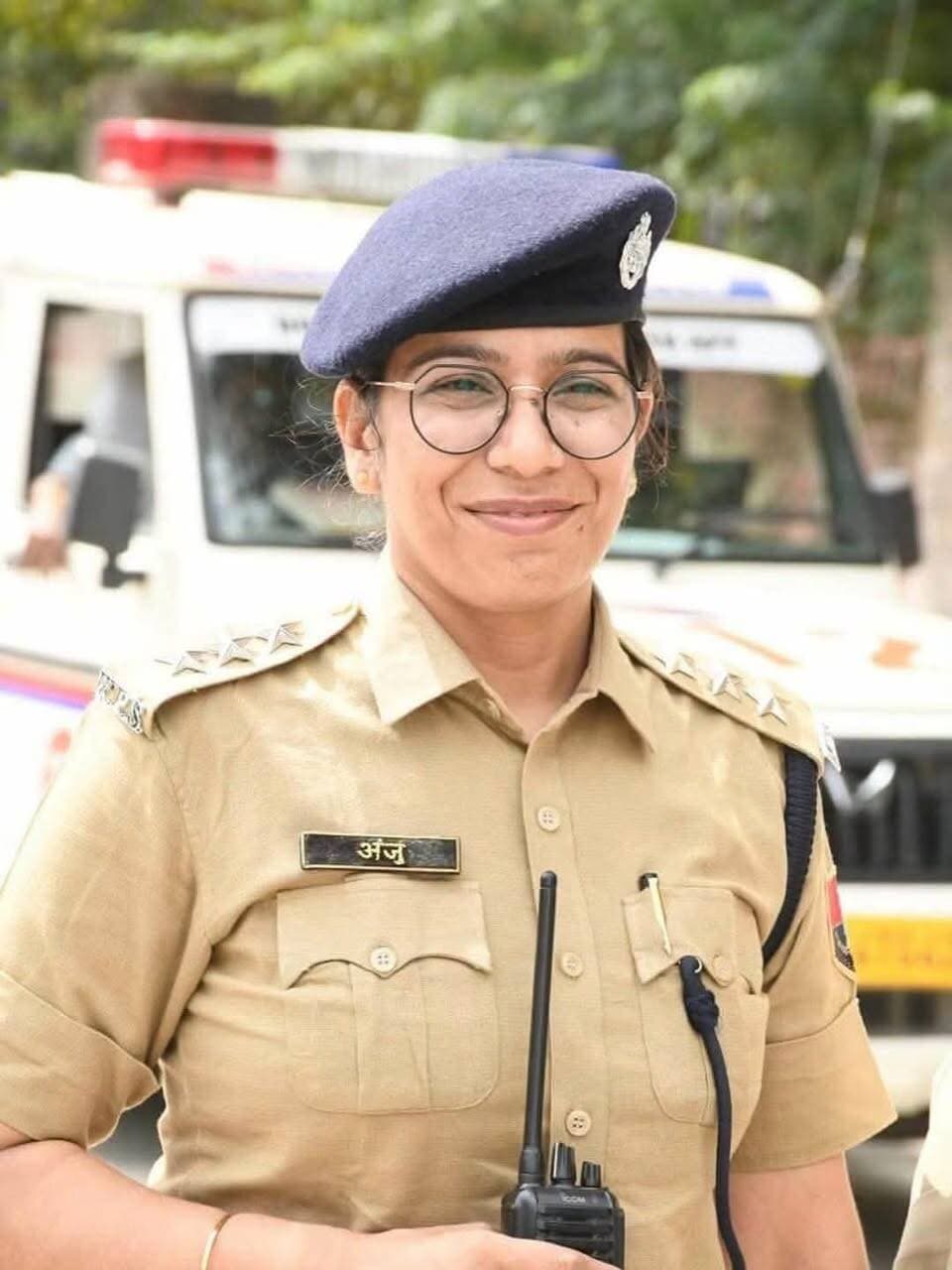 #Ajmer:- एडवोकेट को थप्पड़ मारने वाली DSP अंजू यादव को किया गया APO, वकीलों ने घटना पर जताया था आक्रोश,,
DSP अंजू यादव पर कार्रवाई की रखी थी माँग, जिसके बाद अब पुलिस मुख्यालय ने अजमेर से हटाकर रखा पदस्थापन आदेशों की प्रतीक्षा में,,
UP Police
