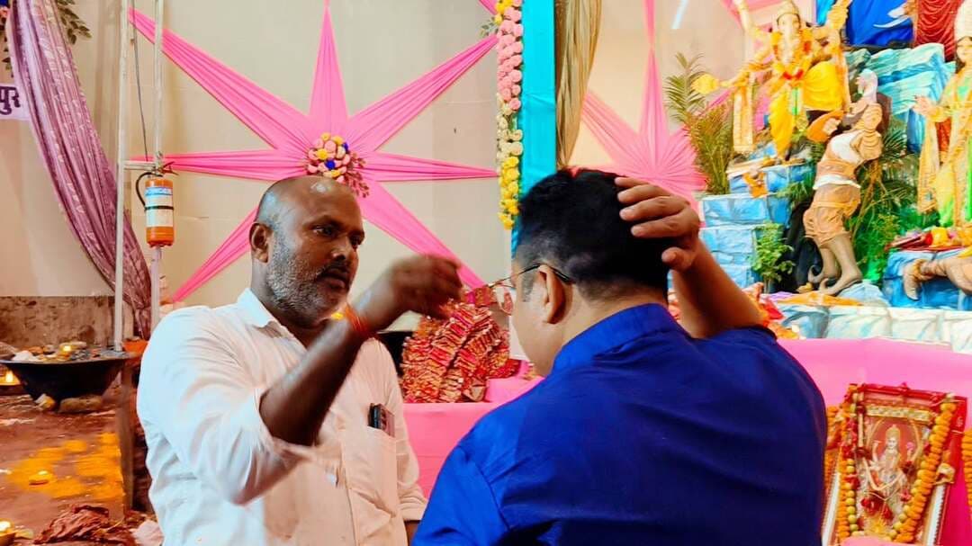 मां दुर्गा के दर्शन और पूजा-अर्चना करने पहुंचे LJPR जिलाध्यक्ष ईमाम गजाली
शेखपुरा में दुर्गा पूजा के अवसर पर लोक जनशक्ति पार्टी (रामविलास) के शेखपुरा जिलाध्यक्ष ईमाम गजाली शहर के विभिन्न दुर्गा पूजा पंडालों में पहुंचकर मां दुर्गा के दर्शन किए और पूजा-अर्चना की। इस दौरान उन्होंने जिले में सुख, शांति, समृद्धि और खुशहाली की कामना की।
ईमाम गजाली ने शेखपुरा शहर के गिरिहिंडा, पटेल दुर्गा माता पूजा पंडाल, जय जवान जय किसान पूजा पंडाल सहित विभिन्न पूजा पंडालों में पहुंचकर मां दुर्गा का आशीर्वाद लिया। उन्होंने पूजा पंडालों में मौजूद श्रद्धालुओं से मुलाकात की और दुर्गा पूजा की शुभकामनाएं दीं।
इस अवसर पर ईमाम गजाली ने कहा कि मां दुर्गा की आराधना हमें शक्ति, साहस और सद्भाव का संदेश देती है। उन्होंने कामना की कि मां दुर्गा के आशीर्वाद से जिले में शांति, भाईचारा और समृद्धि बनी रहे तथा सभी लोगों के जीवन में सुख-खुशहाली आए। ईमाम गजाली के साथ महेश पासवान, मुकेश कुमार पासवान, पप्पू कुमार, दानी पासवान, गुलाब पासवान सहित अन्य लोग भी मौजूद रहे। दुर्गा पूजा को लेकर शहर के विभिन्न पूजा पंडालों में श्रद्धालुओं की भीड़ उमड़ रही है और भक्तिमय माहौल बना हुआ है।