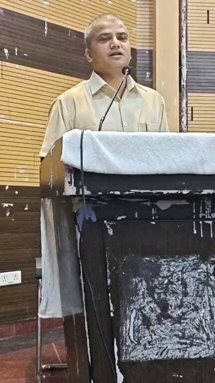 सभी पत्रकार साथियों का हृदय से आभार हर पर्व में पुलिस और प्रशासन का सहयोग करते हैं उम्मीद करता हूं आगे भी इसी तरह सहयोग करते रहेंगे।।
जिला अधिकारी मनीष वर्मा प्रयागराज।
#DMPrayagraj