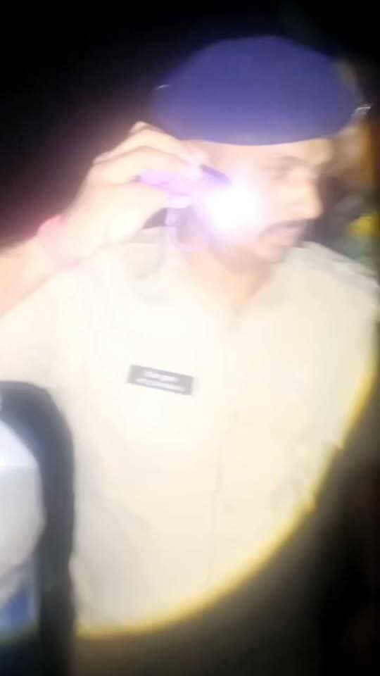 पानी में घुसकर पुलिस ने नष्ट किया देशी शराब जावा,बनमा ईटहरी थाना पुलिस ने अवैध शराब निर्माण के खिलाफ कार्रवाई की। एसआई रितेश कुमार ने दलबल के साथ पानी में घुसकर जावा नष्ट किया तथा शराब बनाने की सामग्री बरामद की।