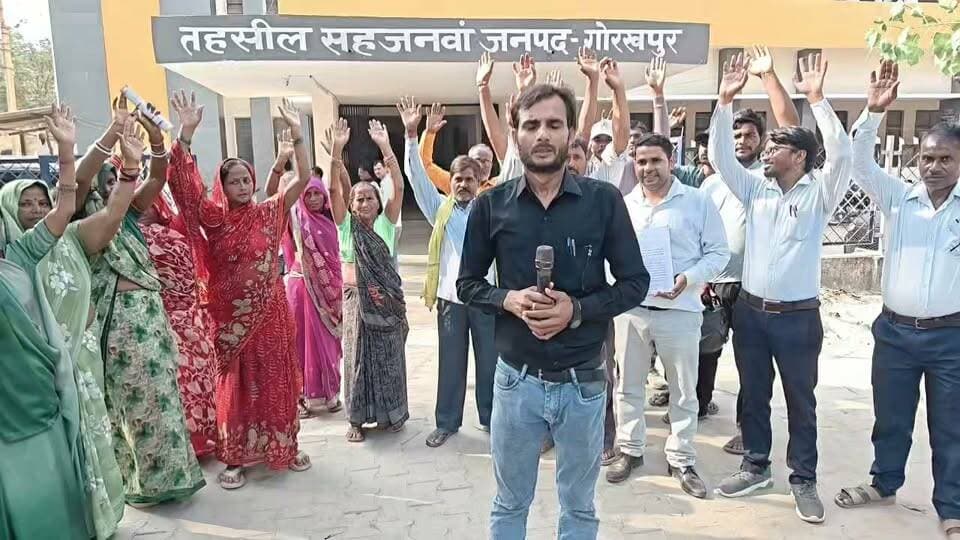 रास्ता नहीं तो वोट नहीं! 😡 तहसील में गरजे बिसरी गांव के ग्रामीण, चुनाव बहिष्कार की चेतावनी!
सहजनवा, गोरखपुर: वर्षों से रास्ते की समस्या से परेशान ग्रामीणों का तहसील परिसर में प्रदर्शन! बार-बार शिकायत के बावजूद सुनवाई नहीं होने का आरोप। अब ग्रामीणों ने दी आगामी चुनाव के बहिष्कार की चेतावनी!
आखिर कब बनेगा ग्रामीणों का रास्ता? कब जागेंगे जिम्मेदार अधिकारी?
#सहजनवा #गोरखपुर #बिसरीगांव #रास्तेकीमांग #ग्रामीणोंकाप्रदर्शन #चुनावबहिष्कार #जनसमस्या #प्रशासन #UPNews #BreakingNews #ViralNews #GroundReport #VivekPandey #VivekTimesUP