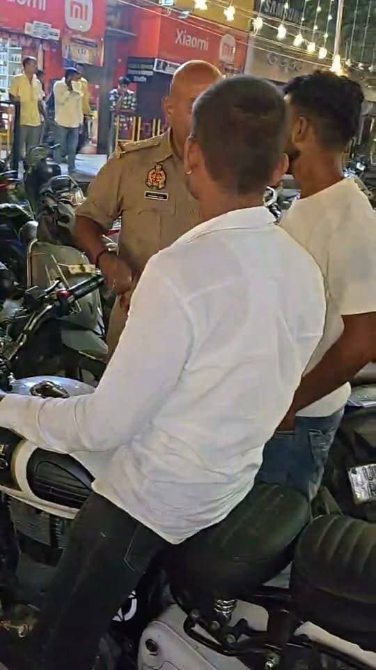 "चलो उतरो..."
मॉडिफाइड साइलेंसर लगाकर बुलेट से पटाखा बजाना पड़ा भारी, गाड़ी सीज....