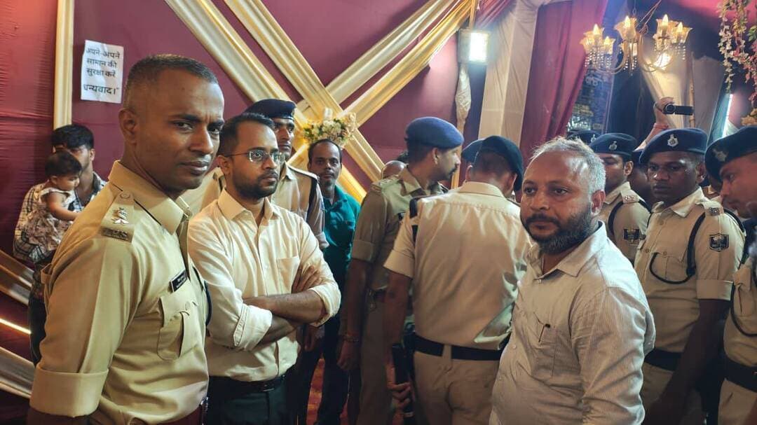 दुर्गापूजा-2026: जिलाधिकारी एवं वरीय पुलिस अधीक्षक ने 18 अक्टूबर रात्रि में छपरा शहर के विभिन्न पूजा पंडालों का किया निरीक्षण, विधि-व्यवस्था एवं यातायात व्यवस्था का लिया जायजा
==================
सारण, दुर्गा पूजा 2026
==================
दुर्गापूजा पर्व के दौरान विधि-व्यवस्था के संधारण एवं श्रद्धालुओं की सुरक्षा सुनिश्चित करने के उद्देश्य से जिलाधिकारी, सारण श्री वैभव श्रीवास्तव एवं वरीय पुलिस अधीक्षक, सारण श्री रौशन कुमार द्वारा रात्रि में छपरा नगर निगम क्षेत्र अंतर्गत विभिन्न पूजा पंडालों का भ्रमण एवं निरीक्षण किया गया। इस दौरान अधिकारियों ने पूजा पंडालों में श्रद्धालुओं की भीड़, विधि-व्यवस्था की स्थिति तथा सुगम एवं सुरक्षित यातायात व्यवस्था का जायजा लिया।
निरीक्षण के दौरान जिला प्रशासन एवं पुलिस प्रशासन की ओर से सुरक्षा व्यवस्था एवं यातायात नियंत्रण को लेकर की गई तैयारियों की समीक्षा की गई। अधिकारियों ने संबंधित पदाधिकारियों एवं पुलिसकर्मियों को पर्व के दौरान पूरी सतर्कता एवं मुस्तैदी के साथ अपने दायित्वों का निर्वहन करने तथा आमजनों एवं श्रद्धालुओं की सुविधा का विशेष ध्यान रखने का निर्देश दिया। जिला प्रशासन द्वारा दुर्गापूजा पर्व को शांतिपूर्ण, सौहार्दपूर्ण एवं सुरक्षित वातावरण में संपन्न कराने के लिए निरंतर निगरानी की जा रही है।
