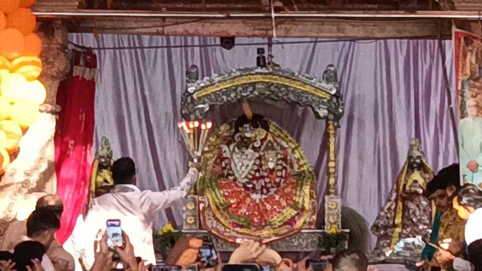 🌺 नौवें नवरात्रे पर माँ सिद्धिदात्री स्वरूप में श्री जी राधा रानी के अलौकिक श्रृंगार आरती दर्शन करें, सभी भक्तों को मिले माँ का आशीर्वाद और सुख-समृद्धि! 🙏
राधे राधे! 🌸 श्री लाडली लाल की जय! 🌺