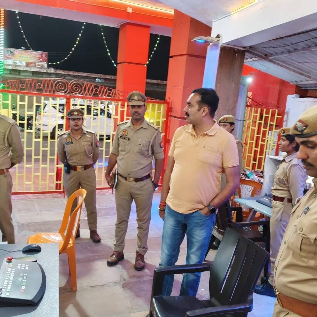 #बलरामपुर! मां पाटेश्वरी मंदिर मेले की सुरक्षा पर एसपी की पैनी नजर, व्यवस्थाओं का लिया जायजा...
कंट्रोल रूम से पार्किंग तक किया निरीक्षण, श्रद्धालुओं की सुरक्षा और सुगम दर्शन के लिए दिए निर्देश...
#बलरामपुर। शारदीय नवरात्रि के अवसर पर तुलसीपुर स्थित आदिशक्ति मां पाटेश्वरी देवी मंदिर में आयोजित मेले की सुरक्षा व्यवस्था को लेकर पुलिस प्रशासन सतर्क है। शनिवार को पुलिस अधीक्षक मार्तण्ड प्रकाश सिंह ने मेला परिसर का निरीक्षण कर सुरक्षा इंतजामों का जायजा लिया और संबंधित अधिकारियों व पुलिसकर्मियों को आवश्यक दिशा-निर्देश दिए।
निरीक्षण के दौरान एसपी ने मेला कंट्रोल रूम, सीसीटीवी कंट्रोल रूम, पुलिस सहायता केंद्र, मंदिर परिसर, गौशाला, बैरियर और पार्किंग स्थलों सहित आसपास के क्षेत्रों का भ्रमण किया। उन्होंने श्रद्धालुओं की सुरक्षा, सुगम दर्शन और कानून-व्यवस्था बनाए रखने के लिए प्रवेश व निकास मार्गों, बैरिकेडिंग तथा आवागमन की व्यवस्थाओं का भी जायजा लिया।
एसपी ने मेला प्रभारी और ड्यूटी पर तैनात पुलिसकर्मियों को निर्देशित किया कि श्रद्धालुओं की सुरक्षा में किसी प्रकार की लापरवाही न बरती जाए। भीड़ प्रबंधन, यातायात व्यवस्था और पूरे मेला क्षेत्र में सतर्क निगरानी बनाए रखते हुए श्रद्धालुओं को सुरक्षित एवं सुगम दर्शन की सुविधा सुनिश्चित की जाए।
निरीक्षण के दौरान मेला प्रभारी सहित संबंधित अधिकारी और पुलिसकर्मी मौजूद रहे।
#balrampur #balrampurpolice