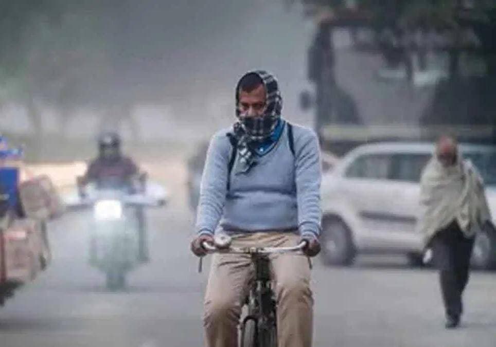 झारखंड में बढ़ने लगी ठंड, तीन दिन में 3 डिग्री तक गिरेगा तापमान
राॅंची। झारखंड में मौसम का मिजाज धीरे-धीरे बदलने लगा है। सुबह और शाम के समय ठंड का एहसास बढ़ रहा है। मौसम विज्ञान केंद्र, राॅंची के अनुसार, अगले तीन दिनों में राज्य के न्यूनतम तापमान में दो से तीन डिग्री सेल्सियस तक गिरावट आने की संभावना है। इससे सुबह और रात में ठंड बढ़ेगी।
रविवार सुबह राजधानी राॅंची समेत राज्य के कई इलाकों में हल्का कुहासा छाया रहा। हालांकि, दिन चढ़ने के साथ मौसम साफ हो गया। मौसम विभाग के अनुसार, फिलहाल राज्य में मौसम में किसी बड़े बदलाव के आसार नहीं हैं। रविवार को आसमान में आंशिक बादल छाए रह सकते हैं।
पिछले कुछ दिनों से राॅंची में रुक-रुककर बारिश हो रही है। शनिवार शाम को हल्की बूंदाबांदी हुई थी, जबकि शुक्रवार को भी राजधानी में बारिश हुई थी। इसके बाद तापमान में गिरावट दर्ज की गई है।
मौसम केंद्र के आंकड़ों के अनुसार, शनिवार को राॅंची का अधिकतम तापमान 29.4 डिग्री और न्यूनतम तापमान 19.1 डिग्री सेल्सियस दर्ज किया गया। अगले दो से तीन दिनों तक सुबह हल्का कुहासा रहने की संभावना है। ऐसे में सुबह और शाम घर से निकलने वाले लोगों को हल्की ठंड का सामना करना पड़ सकता है।
