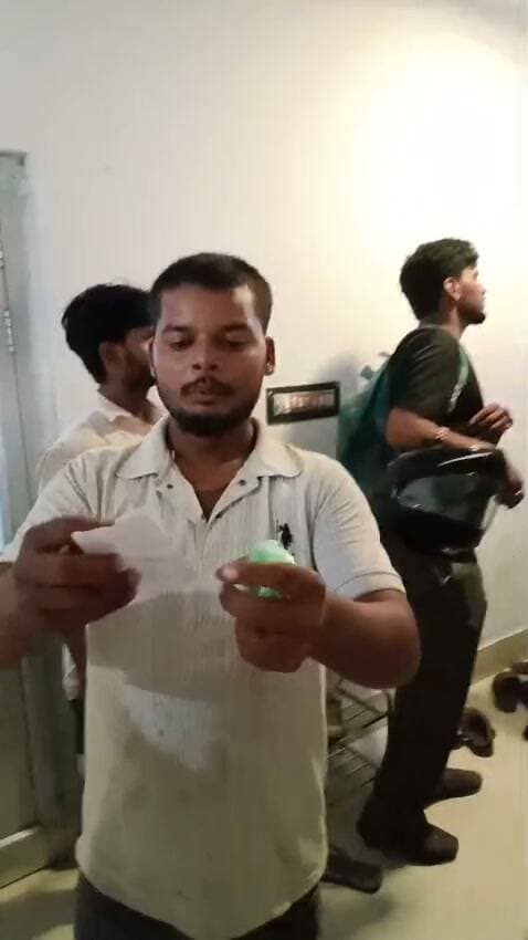 फतेहपुर के BAS अस्पताल में प्रसव के बाद महिला की मौत! परिजनों के गंभीर आरोप, अस्पताल में हंगामा—अब जांच पर नजर #NDNews
👇👇👇
फतेहपुर में निजी अस्पताल पर उठे गंभीर सवाल! ज्वालागंज स्थित BAS अस्पताल में ऑपरेशन से प्रसव के अगले दिन महिला की मौत के बाद परिजनों ने जताया विरोध। परिवार ने उपचार, ऑपरेशन की सहमति और कथित तौर पर ली गई रकम को लेकर उठाए सवाल, डॉक्टरों को सामने बुलाने की मांग पर अड़े परिजन। मौके पर पहुंची पुलिस, CCTV फुटेज और शिकायत के आधार पर जांच की बात। अब स्वास्थ्य विभाग की निगरानी, अस्पताल के रिकॉर्ड और चिकित्सकीय व्यवस्थाओं की जांच पर टिकी नजर—आरोपों की सच्चाई जांच के बाद ही होगी स्पष्ट। ND News | दैनिक निष्पक्ष धारा
👇👇
#Fatehpur #FatehpurNews #BASHospital #FatehpurHospital #BreakingNews #UPNews #HospitalNews #MedicalInvestigation #HealthDepartment #PatientSafety #PrivateHospital #PoliceInvestigation #Jwalaganj #NDNews #दैनिकनिष्पक्षधारा #फतेहपुर #अस्पताल #स्वास्थ्यविभाग
