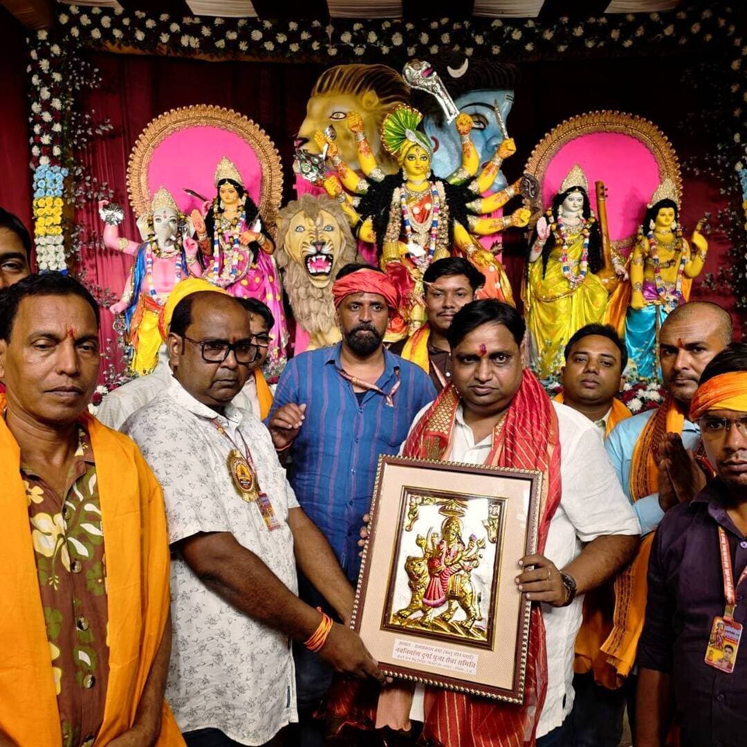 मां दुर्गा के दरबार में पहुंचे दिनेश गुप्ता, 15 पूजा पंडालों में किया दर्शन-पूजन; बेल्थरारोड की सुख-समृद्धि और शांति के लिए मांगा आशीर्वाद
#बलिया: #बेल्थरारोड। शारदीय नवरात्र के पावन अवसर पर बेल्थरारोड नगर में भक्ति और आस्था के बीच नगर पंचायत चेयरमैन प्रतिनिधि एवं वरिष्ठ भाजपा नेता दिनेश गुप्ता ने समर्थकों और नगरवासियों के साथ नगर के करीब 15 दुर्गा पूजा पंडालों में पहुंचकर मां दुर्गा का दर्शन-पूजन किया। उन्होंने माता रानी के चरणों में शीश नवाकर क्षेत्र की सुख-समृद्धि, शांति, खुशहाली और जनकल्याण की कामना की।
इस दौरान दिनेश गुप्ता ने विभिन्न पूजा पंडालों में पूजा समितियों के पदाधिकारियों से मुलाकात कर उनका उत्साहवर्धन किया। नवरात्र के उल्लास और भक्तिमय वातावरण के बीच उनकी इस धार्मिक सहभागिता ने उत्सव की रौनक को और बढ़ाया। उन्होंने मां दुर्गा से सभी नगरवासियों के जीवन में सुख, शांति और समृद्धि बनाए रखने की प्रार्थना की।
#followerseveryone #nonfollowersviewers
#BeltharaRoad #DurgaPuja2026 #NavratriCelebration #BalliaNews #DineshGupta