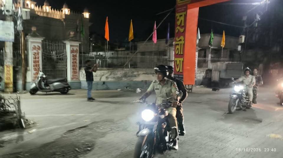 বাইকে চেপেই জিয়াগঞ্জ থানার বিভিন্ন এলাকায় নজরদারিতে অতিরিক্ত পুলিশ সুপার লালবাগ