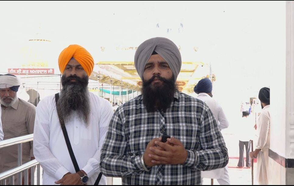 ਇੱਕੋ ਚੌਖਟ 'ਤੇ ਸਿਰ ਝੁਕੇ
ਤਾਂ ਹੀ ਸਕੂਨ ਮਿਲਦਾ ਹੈ
ਭਟਕ ਜਾਂਦੇ ਨੇ ਉਹ ਲੋਕ
ਜਿਨ੍ਹਾਂ ਦੇ ਰੱਬ ਹਜ਼ਾਰ ਹੁੰਦੇ ਨੇ ...!!!