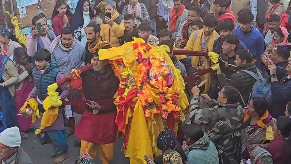 चमोली में माता अनसूया का प्रसिद्ध दो दिवसीय मेला विधि-विधान और पूजा-अर्चना के साथ प्रारंभ हुआ।
बदरीनाथ विधायक लखपत बुटोला ने शुभारंभ किया। दत्तात्रेय जयंती पर श्रद्धालु और निसंतान दंपत्ति माता के दरबार में पहुंचकर आशीर्वाद और संतान प्राप्ति की कामना कर रहे हैं।
🛡️ प्रशासन ने सुरक्षा और सुविधाओं के लिए सभी इंतजाम किए हैं।
🙏 यह स्थल माता अनसूया के तप से त्रिदेवों के दत्तात्रेय रूप धारण करने के कारण पवित्र माना जाता है।
#माता_अनसूया #दत्तात्रेय_जयंती #चमोली_मेला #धार्मिक_समारोह