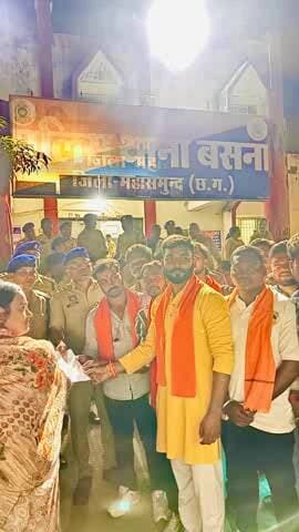 बसना: बसना क्षेत्र में दुष्कर्म-मामले पर हिन्दू संगठनों का प्रदर्शन, आरोपियों के एनकाउंटर की मांग