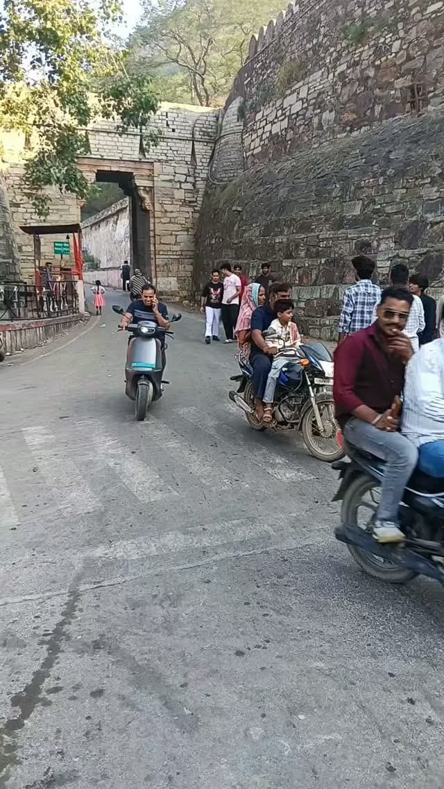 🙏 चित्तौड़गढ़ दुर्ग की पाडन पोल पर भक्तों की सेवा, नवरात्रि के अंतिम दिन फलाहारी प्रसाद वितरण ❤️🚩
🚩 नवरात्रि के अंतिम दिन चित्तौड़गढ़ दुर्ग की पाडन पोल पर माता के भक्तों की अनूठी सेवा 🙏 माँ कालिका और भैरव माता के दर्शन के लिए आने-जाने वाले श्रद्धालुओं को रोक-रोककर प्रेमपूर्वक वितरित की जा रही साबूदाने की खिचड़ी, भक्तिभाव और सेवा की दिखी अद्भुत मिसाल ❤️ जय माता दी!
#चित्तौड़गढ़ #चित्तौड़गढ़दुर्ग #पाटनपोल #नवरात्रि #माँकालिका भैरवमाता फलाहारीप्रसाद साबूदानेकीखिचड़ी भक्तिसेवा जयमातादी राजस्थानन्यूज़ HelloChittorgarh HelloChittorgarhNews