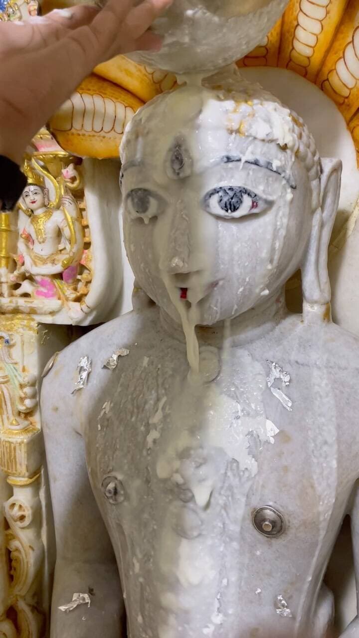108 Shree Chanda Parashwanath,
Kasoti Parshwanath Abhisheak
Old city, Udaipur
.
#jainism #jain #udaipur #aadinath #mewar_tirth
.
Do follow @mewar_tirth