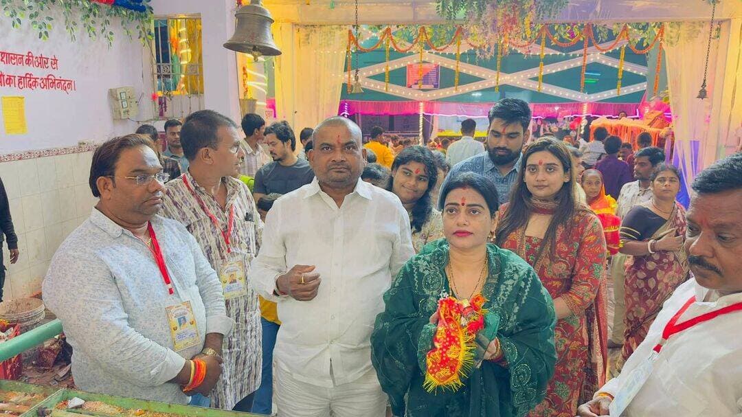 पूरे परिवार के साथ शेखपुरा विधायक रणधीर कुमार सोनी ने शेखपुरा में विभिन्न पूजा पंडाल में मां दुर्गा की पूजा अर्चना कर जिले वासियों के लिए सुख शांति समृद्धि के कामना की।