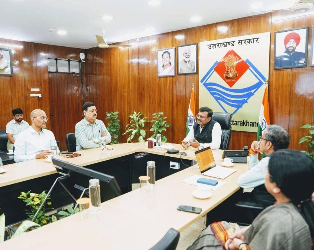 विदेशी भाषाओं का प्रशिक्षण देने के लिए व्यापक कार्ययोजना तैयार की जाएः मुख्य सचिव
शिक्षा विभाग भी विदेशी भाषाओं के लिए करेगा कार्ययोजना तैयार
मुख्य सचिव आनन्द बर्द्धन ने बुधवार को सचिवालय में प्रदेश के युवाओं को विदेशी भाषाओं का प्रशिक्षण प्रदान करने तथा उनके लिए रोजगार के नए अवसर विकसित करने के सम्बन्ध में सम्बन्धित विभागों के साथ बैठक की। मुख्य सचिव ने निर्देश दिए कि विदेशी भाषा प्रशिक्षण को व्यापक कौशल विकास कार्यक्रम के रूप में विकसित किया जाए, ताकि स्कूली विद्यार्थियों, आईटीआई विद्यार्थियों, चिकित्सा एवं नर्सिंग क्षेत्र से जुड़े युवाओं के साथ ही अन्य इच्छुक व्यक्तियों को इसका लाभ मिल सके।
मुख्य सचिव ने कार्मिक एवं वित्त विभाग को सम्बन्धित विभागों के साथ समन्वय स्थापित कर विदेशी भाषा प्रशिक्षण कार्यक्रम के लिए एक समग्र प्रस्ताव तैयार करने के निर्देश दिए। उन्होंने कहा कि इस पहल का उद्देश्य प्रदेश के युवाओं को वैश्विक रोजगार की आवश्यकताओं के अनुरूप प्रशिक्षित कर उनके लिए रोजगार के अधिकाधिक अवसर उपलब्ध कराना होना चाहिए।
मुख्य सचिव ने कहा कि विदेशी भाषाओं के प्रशिक्षण के लिए गुणवत्तापूर्ण कार्यक्रम तैयार किया जाए, जिसे प्रत्यक्ष एवं ऑनलाइन माध्यम से संचालित किया जा सके। उन्होंने शिक्षा विभाग को प्रदेश के सभी अटल उत्कृष्ट विद्यालयों एवं राजीव नवोदय विद्यालयों में अंग्रेजी के अतिरिक्त अन्य विदेशी भाषाओं के प्रशिक्षण के लिए योजना तैयार करने के निर्देश दिए।
मुख्य सचिव ने कहा कि कौशल विकास एवं सेवायोजन कार्यालय द्वारा वर्तमान में देहरादून, अल्मोड़ा एवं बागेश्वर में संचालित विदेशी भाषा प्रशिक्षण कार्यक्रमों को विस्तारित करते हुए प्रदेशभर में शुरू किया जाए। उन्होंने प्रत्येक जनपद में विदेशी भाषा प्रशिक्षण केंद्र स्थापित करते हुए, कौशल विकास विभाग के सेंटर ऑफ एक्सीलेंस के रूप में संचालित हो रहे केन्द्रों को भी इसमें शामिल करने के निर्देश दिए। उन्होंने कहा कि शिक्षण कार्यक्रमों को रोजगार की वास्तविक मांग के अनुरूप विदेशी भाषा में दक्ष युवाओं को देश-विदेश में उपलब्ध रोजगार के अवसरों से जोड़ने के लिए सम्बन्धित एजेंसियों के साथ निरन्तर समन्वय किया जाए। उन्होंने प्रशिक्षण की गुणवत्ता सुनिश्चित करने के साथ ही युवाओं को मान्यता प्राप्त प्रमाणपत्र उपलब्ध कराने की दिशा में भी कार्य किए जाने पर जोर दिया।
मुख्य सचिव ने प्रशिक्षण कार्यक्रमों के लिए दून विश्वविद्यालय से विदेशी भाषाओं की पढ़ाई कर रहे विद्यार्थियों की सेवाएं लेने की बात कही। कहा कि प्रशिक्षण प्राप्त कर रहे विद्यार्थियों को प्रोत्साहित करने के लिए उन्हें शैक्षणिक क्रेडिट अथवा अन्य प्रोत्साहन देने की व्यवस्था भी सुनिश्चित की जाए।
मुख्य सचिव ने नर्सिंग पाठ्यक्रम में विदेशी भाषाओं को शामिल करने के निर्देश देते हुए कहा कि प्रदेश के सरकारी नर्सिंग कॉलेजों में लगभग 600 युवा नर्सिंग प्रशिक्षण प्राप्त कर रहे हैं, इन नर्सिंग विद्यार्थियों को विदेशी भाषाओं का प्रशिक्षण उपलब्ध कराना इन के लिए उपयोगी होगा।