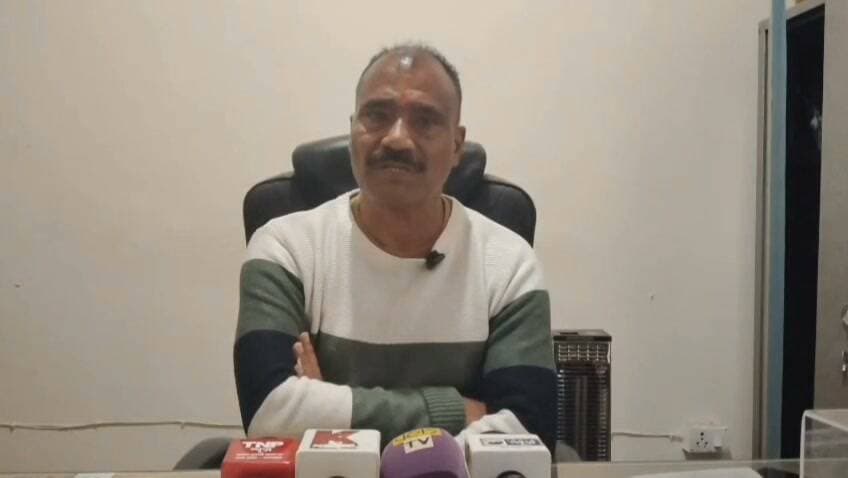 **भाजपा से यशपाल बेनाम का इस्तीफा, जल्द करेंगे अगले राजनीतिक कदम का ऐलान**
**पौड़ी गढ़वाल।** पूर्व विधायक एवं पूर्व नगर पालिका अध्यक्ष यशपाल बेनाम ने भारतीय जनता पार्टी (भाजपा) की प्राथमिक सदस्यता से इस्तीफा दे दिया है। रविवार को प्रेस वार्ता के दौरान उन्होंने व्यक्तिगत कारणों का हवाला देते हुए इस्तीफे की घोषणा की।
भाजपा में करीब आठ साल तक रहे यशपाल बेनाम ने कहा कि वह जल्द ही अपने अगले राजनीतिक कदम को लेकर निर्णय लेंगे। हालांकि, उन्होंने फिलहाल अपनी भावी राजनीतिक रणनीति का खुलासा नहीं किया है।
वर्ष 2007 में निर्दलीय प्रत्याशी के रूप में पौड़ी विधानसभा सीट से विधायक निर्वाचित हुए यशपाल बेनाम नगर पालिका अध्यक्ष के रूप में भी अपनी पहचान बना चुके हैं।
उनके इस्तीफे के बाद पौड़ी गढ़वाल की राजनीति में चर्चाएं तेज हो गई हैं। अब सभी की नजरें उनके अगले राजनीतिक फैसले पर टिकी हैं।
#YashpalBenaam #BJP #PauriGarhwal #UttarakhandPolitics #HimwantPradeshNews