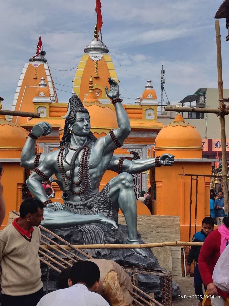 बैकुंठ चतुर्दशी पर खड़े दीपक पूजा की तैयारी, पंजीकरण शुरू
23 नवंबर को श्री कमलेश्वर महादेव मंदिर श्रीनगर में होगा विशेष धार्मिक अनुष्ठान, श्रद्धालु करा सकते हैं पंजीकरण
श्रीनगर गढ़वाल। बैकुंठ चतुर्दशी के पावन अवसर पर 23 नवंबर 2026, सोमवार को श्रीनगर गढ़वाल स्थित सिद्धपीठ श्री कमलेश्वर महादेव मंदिर में खड़े दीपक पूजा का आयोजन किया जाएगा। इस विशेष धार्मिक अनुष्ठान में शामिल होने के लिए श्रद्धालुओं का पंजीकरण शुरू हो गया है। बैकुंठ चतुर्दशी पर श्री कमलेश्वर महादेव मंदिर में पूजा-अर्चना का विशेष धार्मिक महत्व है। इस अवसर पर श्रद्धालु भगवान शिव की आराधना कर सुख-समृद्धि और परिवार की खुशहाली की कामना करेंगे। खड़े दीपक पूजा में भाग लेने के इच्छुक श्रद्धालु मोबाइल नंबर 7895472034 पर संपर्क कर अपना स्लॉट बुक करा सकते हैं। पंजीकरण के लिए पत्नी का नाम, पति का नाम, स्थान और मोबाइल नंबर सहित आवश्यक विवरण उपलब्ध कराना होगा।