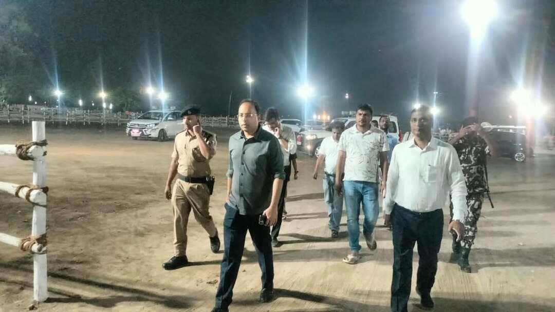 *जिलाधिकारी ने देर रात्रि गांधी मैदान का किया निरीक्षण, रावण दहन कार्यक्रम की तैयारियों को हर हाल में आज पूर्ण करने का दिया निर्देश*
गया, 19 अक्टूबर 2026, विजयादशमी के अवसर पर गांधी मैदान, गया में आयोजित होने वाले रावण दहन कार्यक्रम के सफल, सुरक्षित एवं सुव्यवस्थित आयोजन को लेकर जिला प्रशासन पूरी तरह सजग है। इसी क्रम में दिनांक 18 अक्टूबर की देर रात्रि जिला पदाधिकारी, गया श्री शशांक शुभंकर ने गांधी मैदान पहुंचकर तैयारियों का जायजा लिया।
जिला पदाधिकारी ने मैदान में पैदल भ्रमण कर आम नागरिकों की सुविधा, सुरक्षा एवं भीड़ नियंत्रण से संबंधित विभिन्न व्यवस्थाओं का बारीकी से निरीक्षण किया। इस दौरान बैरिकेडिंग व्यवस्था, भीड़ नियंत्रण के लिए बनाए जाने वाले अलग-अलग दीर्घाओं में मजबूत बैरिकेडिंग, सभी प्रवेश एवं निकास द्वारों के समीप रास्तों का समतलीकरण तथा मैदान के अंदर सभी क्षेत्रों में समतलीकरण की स्थिति का जायजा लिया गया।
निरीक्षण के दौरान मैदान के सभी क्षेत्रों में पर्याप्त रोशनी की व्यवस्था, सीसीटीवी कैमरों का अधिष्ठापन, पब्लिक एड्रेस सिस्टम, सभी प्रवेश एवं निकास द्वारों का सुचारू रूप से खुलना सुनिश्चित करने, अग्नि सुरक्षा व्यवस्था तथा बिजली के तारों की सुरक्षित केबलिंग सहित अन्य आवश्यक तैयारियों की समीक्षा की गई।
जिला पदाधिकारी ने संबंधित पदाधिकारियों एवं कार्य एजेंसियों को निर्देश दिया कि रावण दहन कार्यक्रम से संबंधित जो भी कार्य शेष बचे हैं, उन्हें आज हर हाल में पूर्ण करना सुनिश्चित करें। उन्होंने सभी व्यवस्थाओं को निर्धारित मानकों के अनुरूप दुरुस्त रखने तथा आम नागरिकों की सुरक्षा, सुविधा एवं भीड़ के सुचारू प्रबंधन को सर्वोच्च प्राथमिकता देने का निर्देश दिया।
जिला प्रशासन द्वारा रावण दहन कार्यक्रम के दौरान श्रद्धालुओं एवं आम नागरिकों की सुविधा और सुरक्षा सुनिश्चित करने के लिए सभी आवश्यक तैयारियों को समयबद्ध तरीके से पूर्ण करने की कार्रवाई की जा रही है।
Information & Public Relations Department, Government of Bihar CMO Bihar Samrat Choudhary Home Department, Govt. of Bihar Disaster Management Department Govt. of Bihar Bihar Police