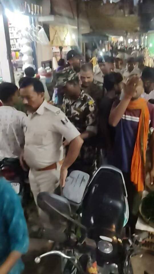 बेलागंज थाना क्षेत्र में दशहरा पर्व को लेकर पुलिस ने चलाया फ्लैग मार्च. डीएसपी रहे मौजूद.