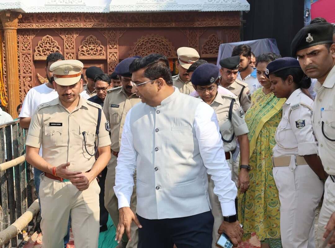 जिलाधिकारी श्री कुंदन कुमार एवं वरीय पुलिस अधीक्षक श्री कार्तिकेय के. शर्मा ने पटना के प्रमुख पूजा पंडालों का निरीक्षण कर सुरक्षा व्यवस्था एवं भीड़ प्रबंधन का जायजा लिया तथा संबंधित पदाधिकारियों को आवश्यक दिशा-निर्देश दिए।
. प्रवेश एवं निकास द्वारों पर विशेष सतर्कता बरतने का निर्देश।
. श्रद्धालुओं की सुगम आवाजाही एवं भीड़ नियंत्रण पर विशेष जोर।
. एम्बुलेंस, अग्निशमन वाहन एवं ध्वनि विस्तारक यंत्रों की पर्याप्त व्यवस्था सुनिश्चित करने का निर्देश।
श्रद्धालुओं की सुविधा एवं सुरक्षा को सर्वोच्च प्राथमिकता के रूप में लेते हुए कार्य करने के निदेश
Information & Public Relations Department, Government of Bihar
Patna Police