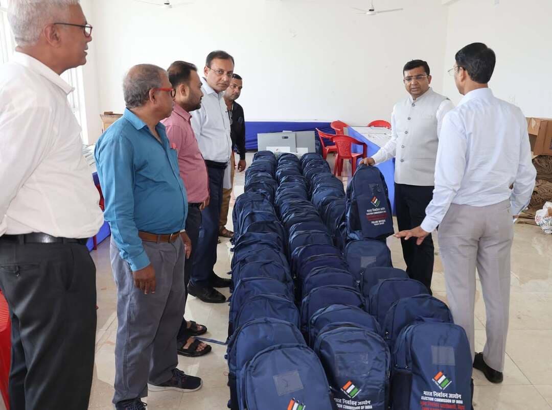 सहायक निर्वाची पदाधिकारी-सह-जिलाधिकारी श्री कुंदन कुमार ने पटना शिक्षक एवं स्नातक निर्वाचन क्षेत्र के लिए मतदान केंद्रवार मतपत्रों के विखंडन कार्य एवं मतदान सामग्री कोषांग का निरीक्षण किया।
जिलाधिकारी ने मतपत्रों के पूरी सतर्कता से पृथक्करण करने तथा प्रत्येक मतदान केंद्र के लिए निर्धारित सूची के अनुसार मतदान सामग्री का मिलान एवं सत्यापन सुनिश्चित कर लेने का निर्देश दिया। उन्होंने निर्वाचन कार्यों में अत्यंत सावधानी बरतने तथा किसी भी स्तर पर त्रुटि की गुंजाइश नहीं रहने देने पर जोर दिया।
Information & Public Relations Department, Government of Bihar
Chief Electoral Officer, Bihar