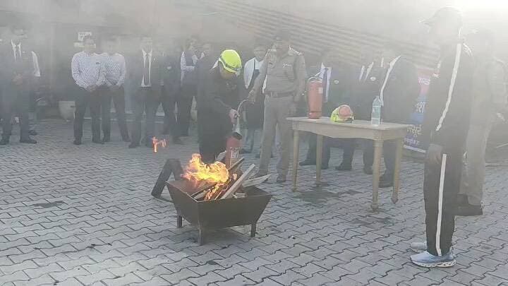 🔥 अग्निशमन एवं आपात सेवा केंद्र मसूरी 🚒
होटल फॉर्चून ग्रेस में अग्नि सुरक्षा जागरूकता कार्यक्रम एवं प्रदर्शन
आगामी त्योहारों के दृष्टिगत अग्निशमन एवं आपात सेवा केंद्र मसूरी द्वारा होटल फॉर्चून ग्रेस में अग्नि सुरक्षा संबंधी प्रदर्शन एवं मॉक ड्रिल आयोजित की गई। इस दौरान होटल के समस्त स्टाफ को अग्निशमन उपकरणों के सही उपयोग, आग लगने की स्थिति में की जाने वाली त्वरित कार्यवाही तथा आपातकालीन परिस्थितियों में सुरक्षित बचाव के तरीकों की जानकारी प्रदान की गई।
सतर्क रहें, सुरक्षित रहें — अग्नि सुरक्षा अपनाएं, अनमोल जीवन बचाएं। 🔥🧯
#uttarakhandfireservice
#firefighter
#mockdrill
#awareness
#uttarakhand