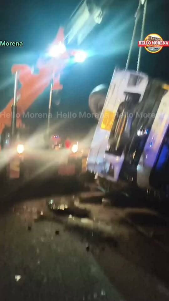 नूराबाद में सांक नदी के पुल पर पलटा सेव से लदा ट्रक, लोग रात में ही उठाने लगे पेटियां, पुलिस पहुंची तब भागे👇