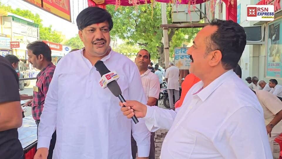 17 वर्षों से नवरात्रि के दौरान भोजन वितरण कर समाजसेवा की मिसाल पेश कर रहे दीपक गर्ग!
समाजसेवी दीपक गर्ग ने कहा— समाज के हर व्यक्ति को अपनी सामर्थ्य के अनुसार जरूरतमंदों की सेवा के लिए आगे आना चाहिए। मानव सेवा ही सबसे बड़ी सेवा है।