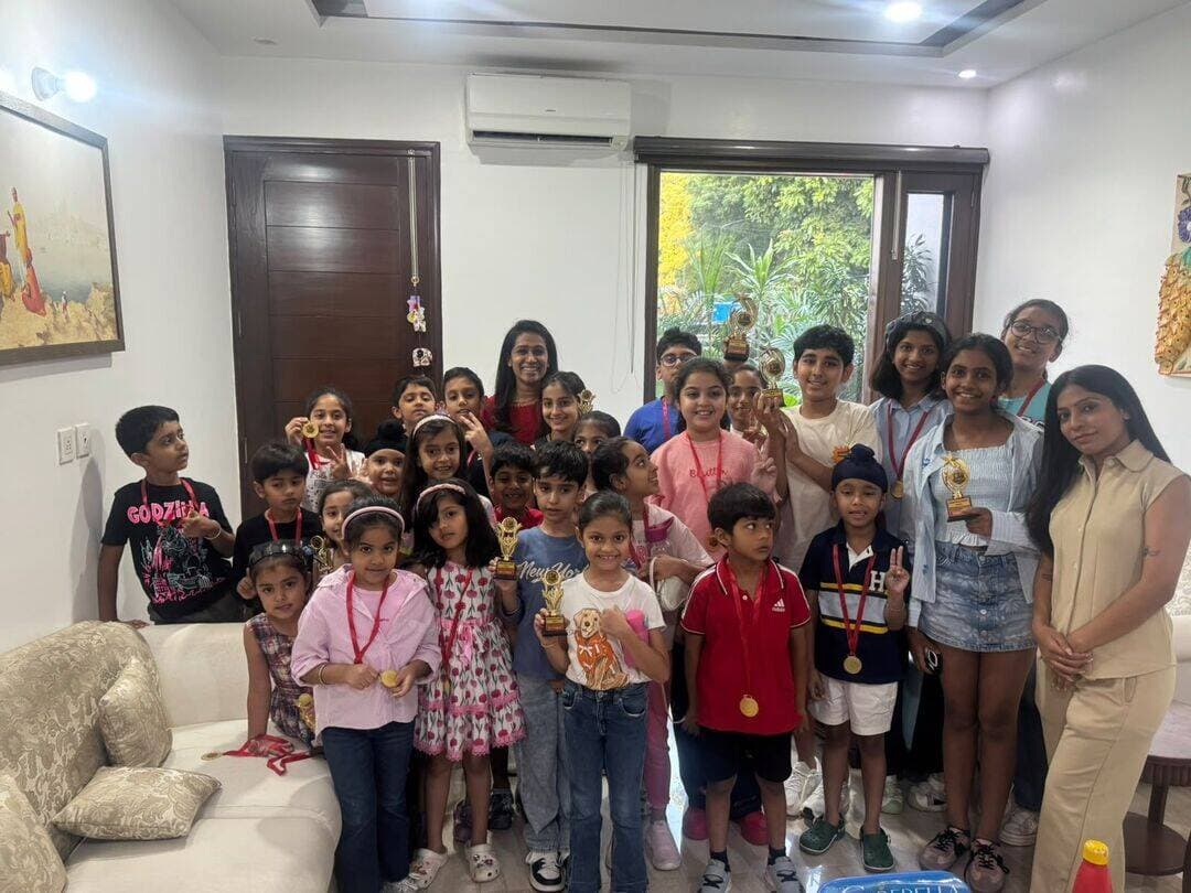 सेक्टर-7 चंडीगढ़ में शतरंज प्रतियोगिता आयोजित, नन्हे खिलाड़ियों ने दिखाया दमखम
सुचिंत ने हासिल किया प्रथम स्थान, कबीर दूसरे, शनाया तीसरे और युवराज रहे चौथे स्थान पर
चंडीगढ़: सेक्टर-7, चंडीगढ़ में आयोजित शतरंज प्रतियोगिता में युवा खिलाड़ियों ने उत्साहपूर्वक भाग लेते हुए अपनी खेल प्रतिभा, रणनीतिक सोच और एकाग्रता का प्रदर्शन किया। प्रतियोगिता का उद्देश्य बच्चों को प्रतिस्पर्धात्मक माहौल में खेलने का अवसर प्रदान करना और शतरंज के प्रति उनकी रुचि को बढ़ावा देना था।
प्रतियोगिता में सुचिंत ने शानदार प्रदर्शन करते हुए प्रथम स्थान हासिल किया। कबीर ने दूसरा, शनाया ने तीसरा और युवराज ने चौथा स्थान प्राप्त किया।
प्रतियोगिता के शीर्ष चार खिलाड़ी:
1. प्रथम स्थान – सुचिंत
2. द्वितीय स्थान – कबीर
3. तृतीय स्थान – शनाया
4. चतुर्थ स्थान – युवराज
वहीं, अभिराज, विराज, श्रीषा और नायसा सहित अन्य प्रतिभागियों ने भी प्रतियोगिता में उत्साह के साथ हिस्सा लिया और अपने खेल कौशल का प्रदर्शन किया। सभी खिलाड़ियों को प्रतिस्पर्धात्मक खेल के माध्यम से अपनी क्षमताओं को परखने और बेहतर प्रदर्शन करने का अवसर मिला।
शतरंज बच्चों में एकाग्रता, धैर्य, तार्किक सोच, समस्या समाधान और सही समय पर निर्णय लेने की क्षमता विकसित करने में महत्वपूर्ण भूमिका निभाता है। इस तरह की प्रतियोगिताएं बच्चों को खेल भावना, अनुशासन और निष्पक्ष प्रतिस्पर्धा का महत्व भी सिखाती हैं।
बच्चों को नियमित रूप से प्रतियोगिताओं में भाग लेने के अवसर प्रदान करने के उद्देश्य से मासिक शतरंज प्रतियोगिताओं का आयोजन किया जाता है। इससे खिलाड़ियों को मैच खेलने का अनुभव मिलता है, वे अपनी गलतियों से सीखते हैं और अपने खेल में लगातार सुधार कर पाते हैं।
प्रतियोगिता का समापन उत्साहपूर्ण माहौल में हुआ। इस आयोजन ने बच्चों को शतरंज के प्रति प्रोत्साहित करने और युवा प्रतिभाओं को आगे बढ़ने का अवसर देने में महत्वपूर्ण भूमिका निभाई।