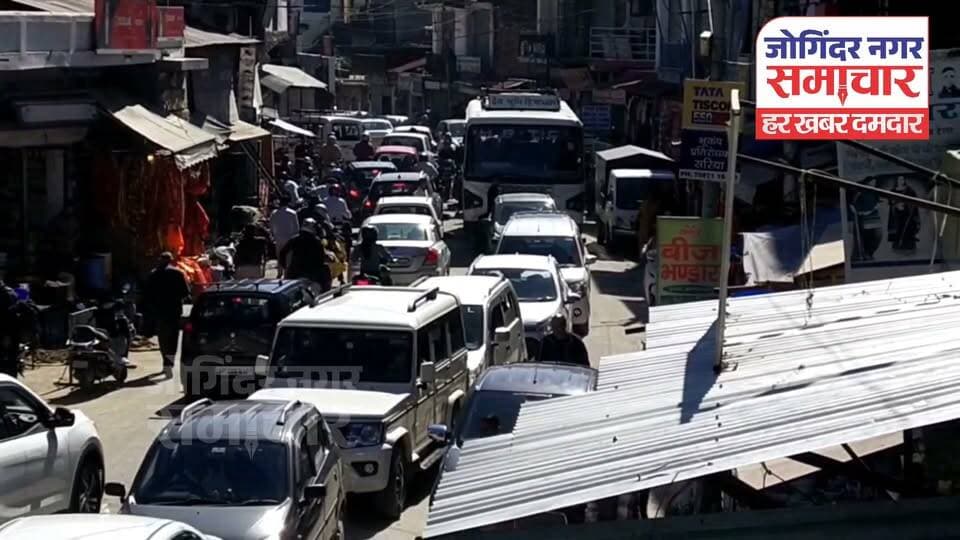 त्योहारी सीजन में बढ़ने लगी जाम की समस्या, सड़कों पर लग रहीं वाहनों की लंबी कतारें।