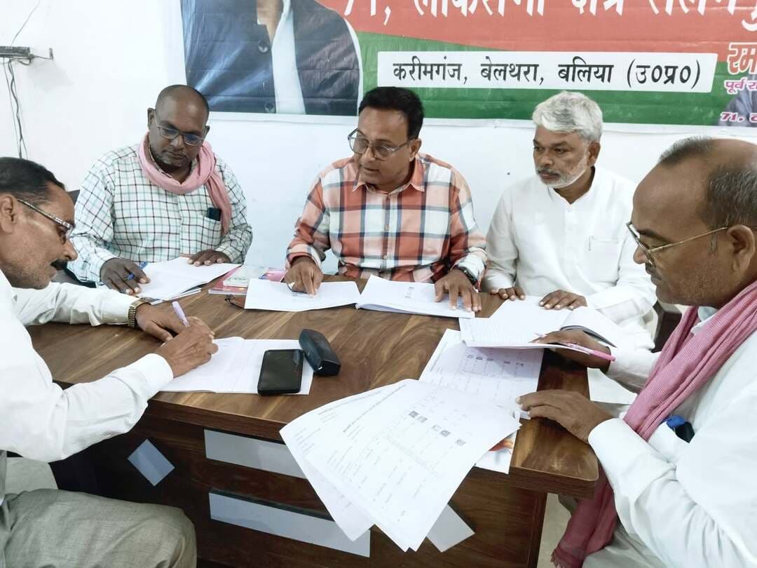 #MLC #चुनाव #वाराणसी खंड #स्नातक #निर्वाचन क्षेत्र के चुनाव को लेकर #बलिया में समाजवादी पार्टी ने तेज की तैयारियां, #बेल्थरारोड के करीमगंज स्थित सलेमपुर सांसद रमाशंकर राजभर विद्यार्थी के आवासीय कार्यालय से एक-एक वोट साधने की रणनीति पर काम शुरू। सीयर ब्लॉक के भाग संख्या 138 और 139 में 1964 मतदाता करेंगे मतदान, जबकि नगरा के भाग संख्या 140, 141 और 142 में भी वोटरों से संपर्क अभियान तेज। जनपद के 22 बूथों पर मतदान को लेकर मतदाता सूची के आधार पर वोटरों की पहचान, उनसे संपर्क और उन्हें बूथ तक पहुंचाने की जिम्मेदारी संभालने में जुटे सपा युवजन सभा के प्रदेश सचिव फैसल अल्तमस, पिपरौली बड़ागांव के प्रधान एवं सपा नेता सज्जन पासवान, वीरेंद्र यादव, पतिराम यादव और सपा प्रदेश सचिव राजन कनौजिया। चुनाव में अधिक से अधिक मतदाताओं का समर्थन हासिल करने के लिए बूथ स्तर पर समन्वय और जनसंपर्क पर सपा का जोर।
#followerseveryone #nonfollowersviewers
#SP #SamajwadiParty #VaranasiGraduateConstituency #BalliaNews #BeltharaRoad