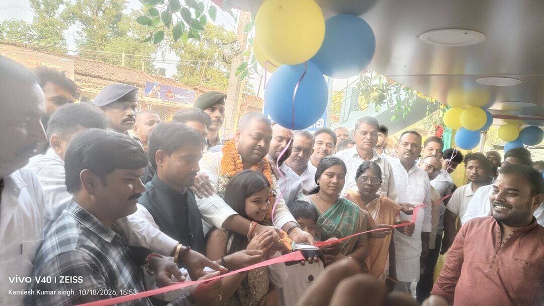 पांकी में चौरसिया मोबाइल केयर का भव्य शुभारंभ, पूर्व विधायक बिट्टू सिंह ने फीता काटकर किया उद्घाटन
पांकी, पलामू। पांकी में रविवार को चौरसिया मोबाइल केयर का भव्य उद्घाटन समारोह आयोजित किया गया। समारोह में पूर्व विधायक देवेंद्र कुमार सिंह उर्फ बिट्टू सिंह ने फीता काटकर प्रतिष्ठान का शुभारंभ किया। इस दौरान दुकान संचालक सहित स्थानीय लोगों में उत्साह देखने को मिला।
चौरसिया मोबाइल केयर में ग्राहकों की जरूरतों को ध्यान में रखते हुए विभिन्न ब्रांडों के मोबाइल फोन के साथ कई प्रकार के इलेक्ट्रॉनिक उपकरण उपलब्ध कराए जाएंगे। प्रतिष्ठान में मोबाइल फोन के अलावा एलईडी टीवी, फ्रिज, वाशिंग मशीन, एसी, लैपटॉप, स्पीकर, होम थिएटर और किचन से जुड़े इलेक्ट्रॉनिक उपकरण भी मिलेंगे।
प्रतिष्ठान की ओर से ग्राहकों को गुणवत्तापूर्ण उत्पाद, बेहतर सेवा और आकर्षक छूट एवं ऑफर उपलब्ध कराने की बात कही गई है। इसका उद्देश्य पांकी और आसपास के क्षेत्र के लोगों को एक ही छत के नीचे विभिन्न कंपनियों के मोबाइल फोन एवं इलेक्ट्रॉनिक उत्पाद उपलब्ध कराना है।
उद्घाटन समारोह के अवसर पर पूर्व विधायक देवेंद्र कुमार सिंह उर्फ बिट्टू सिंह ने प्रतिष्ठान के उज्ज्वल भविष्य की कामना की। उन्होंने उम्मीद जताई कि चौरसिया मोबाइल केयर के शुरू होने से क्षेत्र के लोगों को खरीदारी के लिए बेहतर सुविधा मिलेगी।
चौरसिया मोबाइल केयर के शुभारंभ से पांकी और आसपास के लोगों को मोबाइल फोन एवं इलेक्ट्रॉनिक उपकरणों की खरीदारी के लिए एक नया विकल्प मिला है।
मौके पर प्रखंड प्रमुख पंचम प्रसाद, मध्य जिला परिषद सदस्य खुशबू कुमारी, उपप्रमुख अमित चौहान सहित कई गणमान्य लोग उपस्थित रहे।