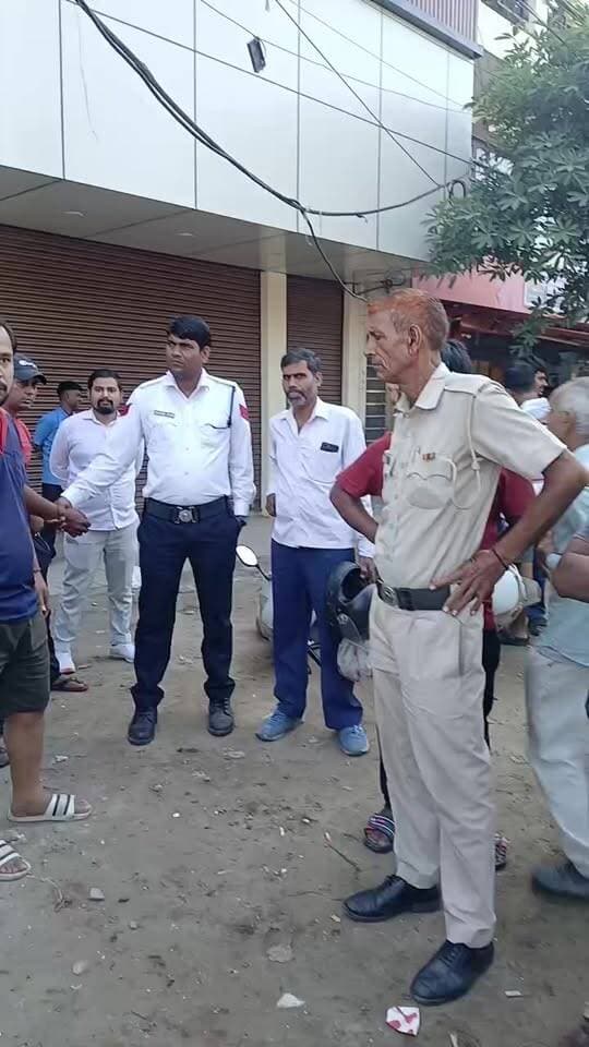 पहले कैमरे में आई स्कूटी...
अब लोगों के हत्थे चढ़ा युवक!
फरीदाबाद के 1-2 चौक का मामला
#thief
#police
#CCTVCamera
#voiceoffaridabad
#Voiceoffreedom