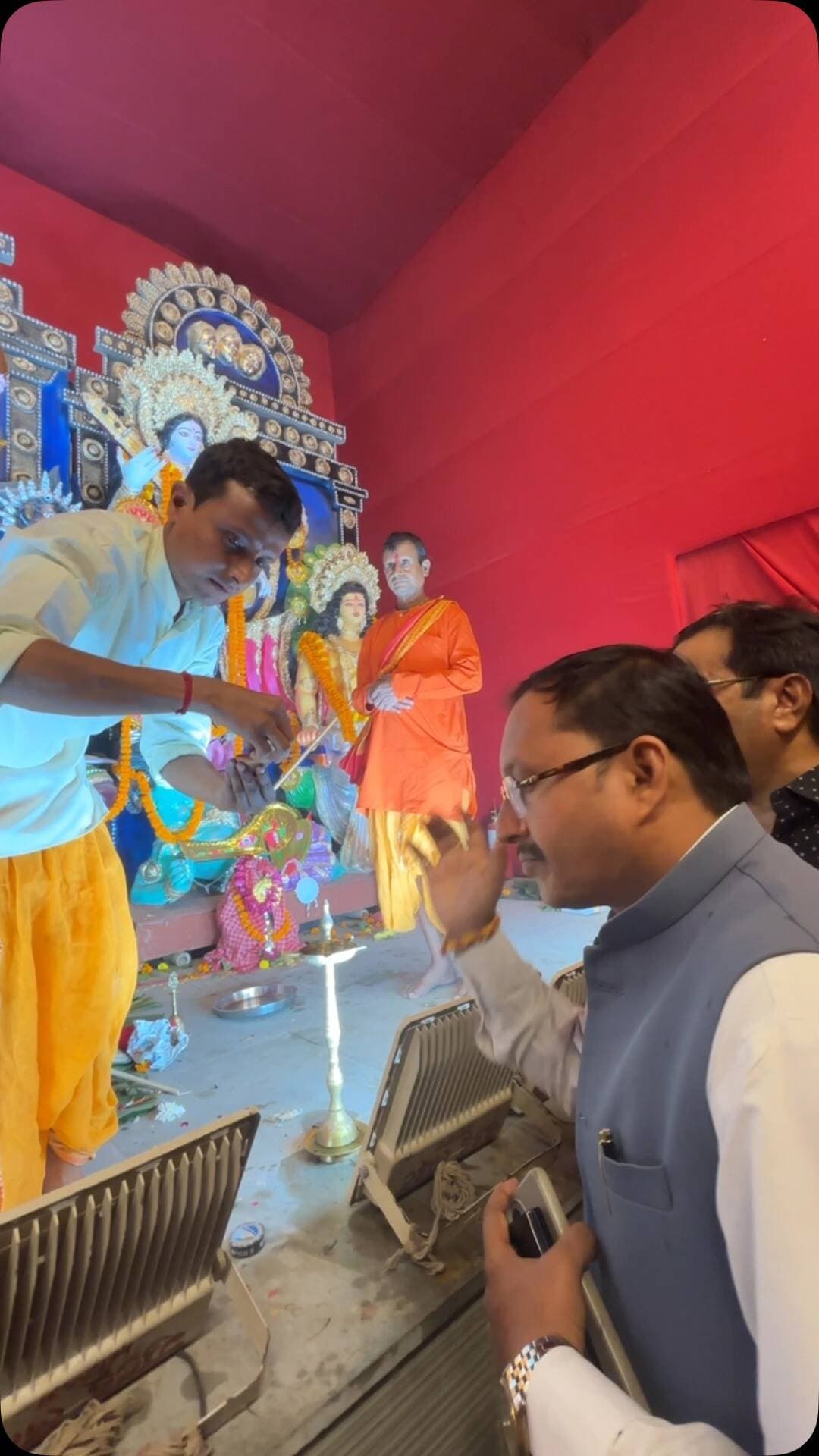 नेता नगर दुर्गा पूजा महाआरती के पावन अवसर पर प्रयाग उत्थान समिति के अध्यक्ष डॉ. उदय प्रताप सिंह जी ने माँ दुर्गा के दर्शन एवं विधि-विधान से पूजा-अर्चना कर आशीर्वाद प्राप्त किया। 🙏🌺
माँ दुर्गा सभी के जीवन में सुख, शांति और समृद्धि प्रदान करें। 🚩
जय माता दी! 🙏🌺
#DrUdayPratapSingh #PrayagUtthanSamiti #fromprayagraj #prayagraj