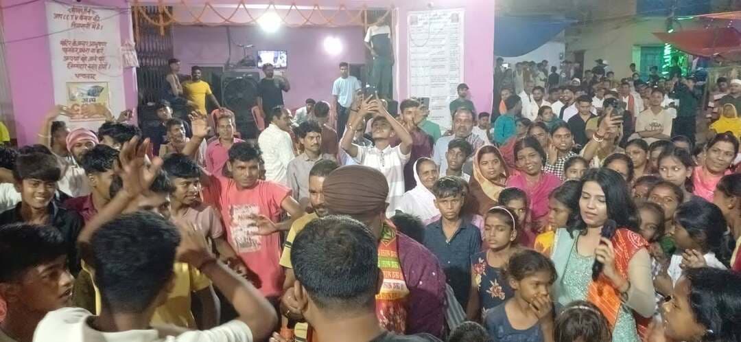 सप्तमी की रात्रि महागामा प्राचीन दुर्गा मंदिर के पुराने भक्ति जागरण कार्यक्रम का हुआ शानदार आयोजन, झूमे श्रद्धालू...