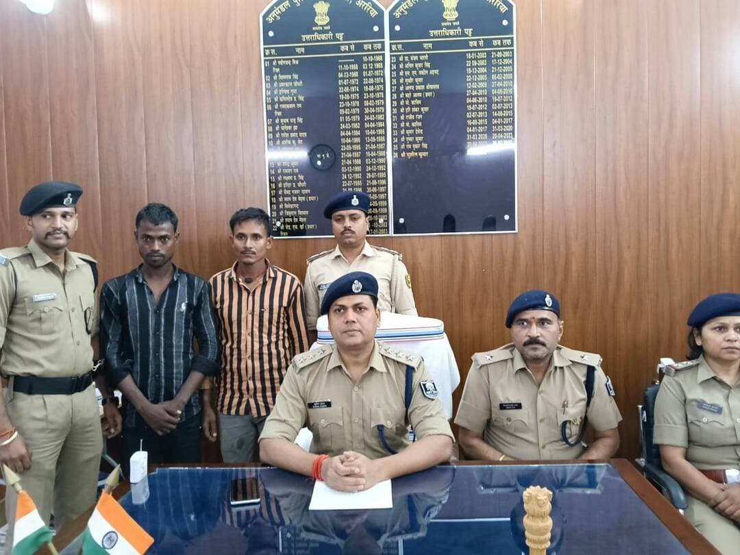 जोकीहाट में 4401 लीटर अंग्रेजी शराब बरामद, 12 चक्का ट्रक के चालक और खलासी गिरफ्तार
रानी चौक के पास गुप्त सूचना पर पुलिस की कार्रवाई, रॉयल मेंशन गोल्ड व्हिस्की की बड़ी खेप जब्त
अररिया। बिहार में पूर्ण शराबबंदी के बीच अररिया पुलिस ने शराब तस्करी के खिलाफ बड़ी कार्रवाई की है। जोकीहाट थाना क्षेत्र के रानी चौक के पास पुलिस ने गुप्त सूचना के आधार पर एक 12 चक्का ट्रक को रोककर तलाशी ली। इस दौरान ट्रक से कुल 4401 लीटर अंग्रेजी शराब बरामद की गई। पुलिस ने मौके से ट्रक के चालक और खलासी को गिरफ्तार कर लिया। जब्त शराब में रॉयल मेंशन गोल्ड व्हिस्की शामिल है।
अररिया पुलिस अधीक्षक कार्यालय से 18 अक्टूबर 2026 को जारी प्रेस विज्ञप्ति के अनुसार, 17 अक्टूबर को गुप्त सूचना मिली थी कि जोकीहाट थाना क्षेत्र में एक ट्रक के जरिए शराब की बड़ी खेप ले जाई जा रही है। सूचना के आधार पर पुलिस ने संदिग्ध ट्रक को रोका और उसकी तलाशी ली। तलाशी के दौरान ट्रक से 4401 लीटर अंग्रेजी शराब बरामद हुई।
गिरफ्तार आरोपियों की पहचान
पुलिस ने ट्रक चालक की पहचान कपिल कुमार, उम्र 27 वर्ष, पिता योगेंद्र सहनी तथा खलासी की पहचान शत्रुघ्न कुमार, उम्र करीब 22 वर्ष, पिता रामेश्वर सहनी के रूप में की है। दोनों आरोपी मुजफ्फरपुर जिले के सरैया थाना क्षेत्र के बहिलवारा भुसली उत्तरी गांव के निवासी बताए गए हैं।
ट्रक और दो मोबाइल फोन जब्त
कार्रवाई के दौरान पुलिस ने शराब के साथ 12 चक्का ट्रक (रजिस्ट्रेशन नंबर BR01GQ9582) और दो मोबाइल फोन जब्त किए हैं। इस संबंध में जोकीहाट थाना कांड संख्या 423/2026, दिनांक 17 अक्टूबर 2026 दर्ज किया गया है। पुलिस ने बिहार मद्यनिषेध एवं उत्पाद अधिनियम, 2016 की धारा 30(ए) के तहत मामला दर्ज कर आगे की कानूनी कार्रवाई शुरू कर दी है।
शराब तस्करी के नेटवर्क की जांच जारी
प्रेस विज्ञप्ति के मुताबिक, पुलिस शराब तस्करी से जुड़े अन्य लोगों की भूमिका का पता लगाने के लिए बैकवर्ड और फॉरवर्ड लिंकेज की जांच कर रही है। यानी शराब कहां से लाई गई थी और इसे कहां पहुंचाया जाना था, इस नेटवर्क से जुड़े लोगों के बारे में जानकारी जुटाई जा रही है।
छापेमारी दल में ये पुलिसकर्मी रहे शामिल
इस कार्रवाई में जोकीहाट थाना के थानाध्यक्ष राजीव कुमार झा, पुलिस अवर निरीक्षक रजनीकांत कुमार, सिपाही-81 राजेंद्र प्रसाद, सिपाही-607 सोनू कुमार और सिपाही-547 राजेश कुमार शामिल थे।
Pi Express News | अररिया
अररिया जिले की हर महत्वपूर्ण खबर के लिए जुड़े रहें Pi Express News के साथ।
#ArariaNews #JokihatNews #BiharNews #BiharPolice #SharabBandi #LiquorSmuggling #RaniChowk #BreakingNews #PoliceAction #PiExpressNews