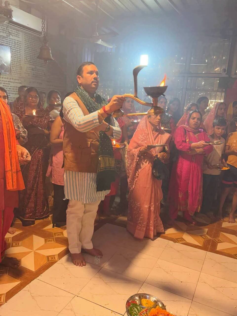 शनैश्वर मंदिर में गूंजे मां दुर्गा के जयकारे, शस्त्र पूजन और महाआरती में उमड़े श्रद्धालु......
अष्टमी पर नौ कन्याओं का पूजन कर लिया आशीर्वाद, फूलों और रोशनी से जगमगाया मंदिर परिसर, भक्तिमय माहौल में हुई मां दुर्गा की आराधना......
बस्ती। शारदीय नवरात्रि की अष्टमी के पावन अवसर पर चित्रगुप्त चौक रौता चौराहा स्थित प्रसिद्ध शनैश्वर मंदिर में श्रद्धा और भक्ति का अद्भुत संगम देखने को मिला। इस अवसर पर शस्त्र पूजन, कन्या पूजन और भव्य महाआरती सहित विभिन्न धार्मिक कार्यक्रमों का आयोजन विधि-विधान के साथ किया गया। मंदिर परिसर को फूलों और आकर्षक रोशनी से सजाया गया था। मां दुर्गा के जयकारों से पूरा वातावरण भक्तिमय हो उठा।
मंदिर में आयोजित धार्मिक अनुष्ठानों के क्रम में सबसे पहले विधि-विधान के साथ शस्त्र पूजन किया गया। इसके बाद कन्या पूजन का कार्यक्रम संपन्न हुआ, जिसमें नौ कन्याओं को मां दुर्गा के नौ स्वरूपों का प्रतीक मानकर उनका पूजन किया गया। श्रद्धालुओं ने कन्याओं को भोजन कराया और उपहार भेंट कर उनका आशीर्वाद प्राप्त किया। इस दौरान भक्तों ने कन्याओं के चरण स्पर्श कर परिवार की सुख-समृद्धि और खुशहाली की कामना की।
शाम होते ही मंदिर परिसर में भव्य महाआरती का आयोजन किया गया। ढोल-नगाड़ों और मां दुर्गा के जयकारों के बीच श्रद्धालुओं ने आरती में भाग लेकर माता रानी का आशीर्वाद प्राप्त किया। आरती के दौरान पूरा मंदिर परिसर भक्तिमय वातावरण से सराबोर रहा। श्रद्धालुओं ने मां दुर्गा से क्षेत्र में सुख-शांति, समृद्धि और खुशहाली बनाए रखने की प्रार्थना की।
धार्मिक मान्यताओं के अनुसार, शारदीय नवरात्रि की अष्टमी पर मां दुर्गा की विशेष पूजा-अर्चना और कन्या पूजन का विशेष महत्व है। इसी आस्था के साथ श्रद्धालुओं ने धार्मिक अनुष्ठानों में भाग लेकर माता रानी के प्रति अपनी श्रद्धा व्यक्त की।
शनैश्वर मंदिर के संस्थापक पं. सरोज मिश्रा ने कहा कि
कन्याओं को मां दुर्गा के नौ स्वरूपों का प्रतीक मानकर उनका पूजन किया जाता है। शनैश्वर मंदिर में विधि-विधान से शस्त्र पूजन, कन्या पूजन और महाआरती का आयोजन किया गया। हमारा उद्देश्य धार्मिक परंपराओं को आगे बढ़ाना, समाज में आस्था और संस्कारों को मजबूत करना तथा सभी के जीवन में सुख-शांति और समृद्धि की कामना करना है।
इस अवसर पर तेज प्रताप सिंह, अध्यक्ष प्रतिनिधि अंकुर वर्मा, आशीष श्रीवास्तव, मनमोहन श्रीवास्तव काजू, राहुल पांडेय, मंदिर की संयोजिका श्रीमती रेनू मिश्रा, शिखा पांडेय, अनन्या मिश्रा, श्वेता सिंह, कुमुद मिश्रा, पंडित मनोज मिश्र, पंडित प्रेम जी, पंडित राकेश शुक्ला, संतोष बाबा, सिद्धांत मिश्र, अनिल मिश्रा, जयंत मिश्रा, अमरनाथ सिंह, शिवम पांडेय, संतोष पाल, देवेंद्र पाल, सौरभ मालवीय, आशीष सोनकर, पुनीत दत्त ओझा, संतोष कुमार, विश्वनाथ चौधरी सहित बड़ी संख्या में श्रद्धालु मौजूद रहे।
