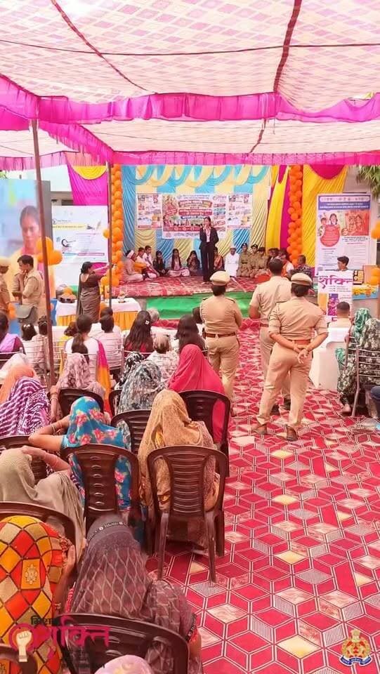 उत्तर प्रदेश शासन द्वारा संचालित मिशन शक्ति अभियान फेज-6.0 "सशक्त बेटी, सशक्त प्रदेश" के अंतर्गत कल दिनांक 18.10.2026 को अपर पुलिस अधीक्षक जालौन डॉ0 ईशान सोनी की अध्यक्षता में बाल विवाह व महिला सुरक्षा पर नुक्कड़ नाटक एवं लघु फिल्म का विशेष जागरूकता कार्यक्रम ग्राम कुसमिलिया डकोर में आयोजित किया गया।
#नारी_सुरक्षा_सम्मान_स्वावलंबन #JalaunPolice
#UPPolice #ADGZoneKanpur #igrangejhansi