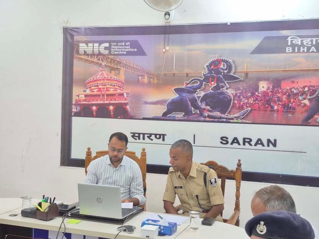 दुर्गा पूजा एवं प्रतिमा विसर्जन को लेकर जिला पदाधिकारी तथा वरीय पुलिस अधीक्षक की अध्यक्षता में वीडियो कॉन्फ्रेंसिंग के माध्यम से बैठक,
विधि-व्यवस्था एवं भीड़ प्रबंधन को लेकर दिए गए सख्त निर्देश
छपरा, सारण।
दुर्गा पूजा के अवसर पर विधि-व्यवस्था, भीड़ प्रबंधन, रावण दहन एवं प्रतिमा विसर्जन की तैयारियों की समीक्षा को लेकर जिला पदाधिकारी, सारण श्री वैभव श्रीवास्तव तथा वरीय पुलिस अधीक्षक श्री रौशन कुमार की संयुक्त अध्यक्षता में आज वीडियो कॉन्फ्रेंसिंग के माध्यम से बैठक आयोजित की गई। बैठक में संबंधित अनुमंडल एवं प्रखंड स्तरीय पदाधिकारियों को पर्व के दौरान सुरक्षा व्यवस्था सुदृढ़ रखने तथा सभी आयोजनों को शांतिपूर्ण एवं सौहार्दपूर्ण वातावरण में संपन्न कराने के निर्देश दिए गए।
जिला पदाधिकारी ने सोनपुर से लेकर मढौ़रा तथा सदर अनुमंडल सहित जिले के सभी प्रमुख पूजा पंडालों एवं रावण दहन स्थलों पर आज एवं कल संभावित भीड़ को देखते हुए विशेष क्राउड मैनेजमेंट प्लान तैयार कर उसके अनुरूप व्यवस्था सुनिश्चित करने का निर्देश दिया। आवश्यकतानुसार बैरिकेडिंग, ड्रॉप गेट, ट्रॉली, पर्याप्त पुलिस बल एवं दंडाधिकारियों की प्रतिनियुक्ति करने तथा बड़े पूजा पंडालों का पुनः स्थल निरीक्षण कर आयोजकों के साथ समन्वय स्थापित करने को कहा गया। रावण दहन स्थलों पर सुरक्षित दूरी बनाए रखने, डबल बैरिकेडिंग सहित सभी सुरक्षा प्रबंधों को समय रहते दुरुस्त करने का निर्देश दिया गया।
बैठक में जिले में स्थापित लगभग 1,120 प्रतिमाओं के विसर्जन की तैयारियों की समीक्षा की गई। जिला पदाधिकारी ने अधिकतर प्रतिमाओं का विसर्जन 21 अक्टूबर तक संपन्न कराने का प्रयास करने तथा शेष विसर्जन जुलूसों का समापन भी 22 अक्टूबर तक सुनिश्चित करने का अनुरोध पूजा समितियों से करने का निर्देश दिया। उन्होंने बताया कि 23 अक्टूबर को सारण शिक्षक निर्वाचन से संबंधित मतदान निर्धारित है। इस कारण 22 अक्टूबर को संबंधित प्रखंड विकास पदाधिकारियों को निर्वाचन कार्य में अपने-अपने मतदान केंद्रों पर दायित्वों का निर्वहन करना होगा। ऐसे में प्रतिमा विसर्जन एवं जुलूसों की समयबद्ध समाप्ति सुनिश्चित करना आवश्यक है। 20 अक्टूबर को विभिन्न स्थानों पर निकलने वाले महावीरी झंडा जुलूसों को भी शांतिपूर्ण ढंग से संपन्न कराने के निर्देश दिए गए।
जिला पदाधिकारी ने सभी जुलूस मार्गों का अनिवार्य रूप से सत्यापन कराने, संवेदनशील स्थलों, मिश्रित आबादी वाले क्षेत्रों तथा मंदिर-मस्जिद के आसपास विशेष सतर्कता बरतने और आवश्यकतानुसार संबंधित पक्षों के साथ समन्वय बैठक करने को कहा।
पुलिस अधीक्षक ने स्पष्ट निर्देश दिया कि किसी भी परिस्थिति में डीजे का उपयोग नहीं होगा। इस संबंध में पूजा समितियों को विधिवत नोटिस तामिला कराने तथा समिति के सक्रिय सदस्यों को नियमों के अनुपालन के लिए स्पष्ट रूप से निर्देशित करने को कहा गया। जुलूस के साथ पर्याप्त पुलिस बल की तैनाती, अंत तक प्रतिनियुक्त टीम की उपस्थिति तथा पूरी प्रक्रिया की वीडियोग्राफी एवं ड्रोन से निगरानी सुनिश्चित करने के निर्देश दिए गए। संवेदनशील मार्गों पर मकान मालिकों को आवश्यक नोटिस देने, छतों का निरीक्षण कराने तथा जरूरत के अनुसार ऊंचे भवनों पर सुरक्षा कर्मियों की प्रतिनियुक्ति करने को भी कहा गया।
जिला पदाधिकारी ने भीड़ नियंत्रण के लिए पुलिस बल, दंडाधिकारियों, चौकीदारों एवं दफादारों की आवश्यकता के अनुरूप प्रतिनियुक्ति करने तथा पूजा समितियों के सहयोग से पर्याप्त स्वयंसेवकों, प्रकाश व्यवस्था एवं अन्य जरूरी सुविधाओं की उपलब्धता सुनिश्चित करने का निर्देश दिया। उन्होंने स्पष्ट किया कि कोई भी जुलूस बिना निगरानी के नहीं रहना चाहिए और प्रत्येक स्तर पर पदाधिकारी एवं पुलिस बल पूरी मुस्तैदी से अपने दायित्वों का निर्वहन करें। सुरक्षा व्यवस्था के तहत रिविलगंज, डोरीगंज एवं सीढ़ी घाट सहित संबंधित स्थलों पर गोताखोरों की उपलब्धता सुनिश्चित करने तथा सभी आवश्यक बचाव प्रबंध रखने का निर्देश दिया गया। एसडीआरएफ की दो-दो राफ्ट अनुमंडल स्तर पर उपलब्ध रखने के साथ उनके संचालन के लिए आवश्यक वाहनों की व्यवस्था सुनिश्चित करने को भी कहा गया।
बैठक के अंत में जिला पदाधिकारी ने सभी संबंधित पदाधिकारियों को निर्देश दिया कि पूजा पंडालों, रावण दहन स्थलों एवं विसर्जन मार्गों का पुनः निरीक्षण कर सभी कमियों को समय रहते दूर करें। प्रशासन का उद्देश्य है कि दुर्गा पूजा एवं संबंधित आयोजनों का समापन शांति, सुरक्षा, अनुशासन और आपसी सद्भाव के वातावरण में सुनिश्चित हो तथा श्रद्धालुओं को किसी प्रकार की असुविधा का सामना न करना पड़े।