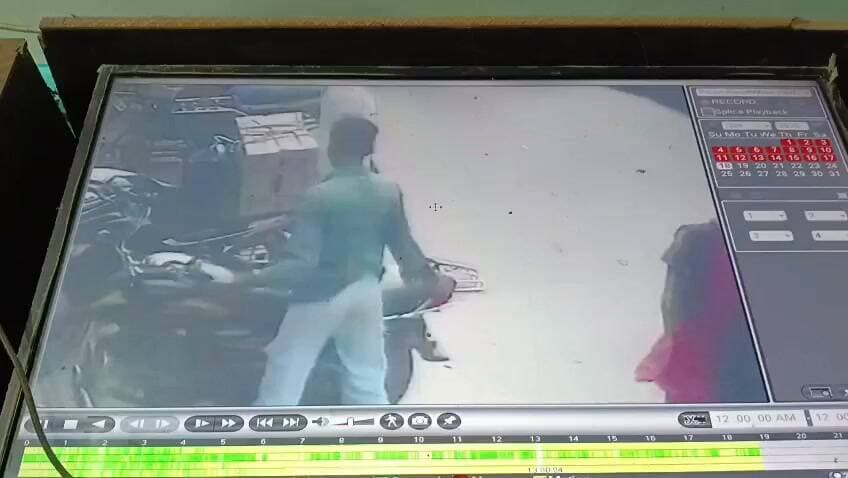अगर आपको लगता है कि आपने सीसीटीवी के सामने बाइक खड़ा किया है और सुरक्षित है तो "चोरी का वीडियो देखिए" मोहनिया का है।