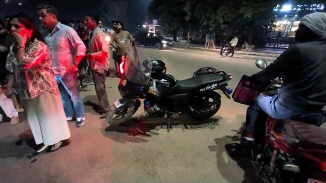 11-आगरा: 100 फुटा रोड पर आधी रात को बिना चप्पल सहमी मिली दिल्ली की युवती, स्पा सेंटर पर गंभीर आरोप*
आगरा। ताजनगरी आगरा के 100 फुटा रोड पर आधी रात को एक युवती बिना चप्पल के सहमी हुई हालत में मिली, जिसके बाद इलाके में हड़कंप मच गया।
बताया गया कि शंकर ग्रीन्स के पास स्थानीय युवकों ने एक लड़की को पैदल जाते देखा। हालत देखकर युवकों ने उसका हालचाल पूछा। डरी-सहमी युवती अकेले जाने से कतरा रही थी, जिसके बाद युवकों ने उसे भीड़-भाड़ वाले पंचवटी मार्ग पर पहुंचाया। मौके पर मौजूद एक महिला ने मानवता दिखाते हुए युवती को पहनने के लिए लोअर दिया।
युवती ने दिल्ली जाने के लिए रैपिडो बुक की, तभी सूचना पर पुलिस मौके पर पहुंच गई और उसे रोका। पूछताछ में युवती ने खुद को दिल्ली की रहने वाली बताया और दावा किया कि वह स्पा सेंटर में काम करती है। उसे ज्यादा कमाई का लालच देकर आगरा लाया गया था। वापस दिल्ली जाने की कोशिश करने पर उसे रोकने का आरोप युवती ने लगाया और मौका पाकर भागने की बात कही।
सूचना पर पहुंची महिला पुलिसकर्मी की मौजूदगी में युवती को थाने ले जाया गया। पुलिस पूरे मामले की जांच में जुटी है।