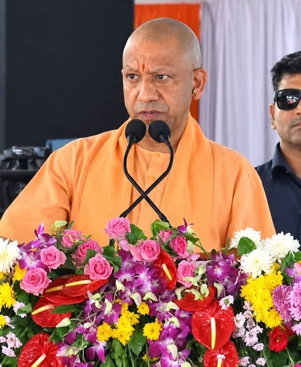 🚨 अमरोहा के हसनपुर से चंद्रशेखर आजाद की CM योगी को खुली चुनौती!
अमरोहा (उत्तर प्रदेश)। नगीना से सांसद एवं आजाद समाज पार्टी (कांशीराम) के प्रमुख चंद्रशेखर आजाद का एक बयान इन दिनों राजनीतिक चर्चा का विषय बना हुआ है। अमरोहा के हसनपुर में आयोजित रैली के दौरान उन्होंने मुख्यमंत्री योगी आदित्यनाथ को चुनावी चुनौती दी।
चंद्रशेखर आजाद ने अपने संबोधन में वर्ष 2022 के विधानसभा चुनाव का जिक्र करते हुए कहा कि उन्होंने मुख्यमंत्री योगी आदित्यनाथ के गृह जनपद गोरखपुर में उनकी सीट से चुनाव लड़ा था। उन्होंने चुनौती देते हुए कहा कि मुख्यमंत्री बिजनौर की किसी भी विधानसभा सीट से चुनाव लड़कर दिखाएं। चंद्रशेखर आजाद ने यह भी कहा कि यदि वह उन्हें हराकर नहीं भेज पाए, तो राजनीति छोड़ देंगे।
🔥 चुनावी चुनौती से यूपी की सियासत में हलचल!
चंद्रशेखर आजाद के इस बयान के बाद राजनीतिक गलियारों में चर्चा तेज है। अब सवाल यह है कि क्या मुख्यमंत्री योगी आदित्यनाथ इस चुनौती पर कोई प्रतिक्रिया देंगे या फिर यह बयान चुनावी सियासत तक ही सीमित रहेगा?
📢 आपकी राय क्या है? क्या योगी आदित्यनाथ को चंद्रशेखर आजाद की चुनौती स्वीकार करनी चाहिए? अपनी राय कमेंट में जरूर बताएं।
✍️ City News 24 Live | जज्बा सच दिखाने का
#ChandraShekharAzad #BhimArmyChief #AzadSamajParty #योगीआदित्यनाथ #चंद्रशेखरआजाद #भीमआर्मी #आजादसमाजपार्टी #अमरोहा #हसनपुर #बिजनौर #UPPolitics #UPNews #Mission2027 #UPMaangeChandraShekharAzad #जयभीम #जयसंविधान