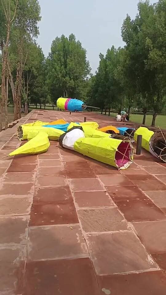 सवाई माधोपुर में दशहरा मैदान खेल स्टेडियम में होगा रावण दहन, 40 फीट ऊंचा बनेगा रावण का पुतला
सवाई माधोपुर। शहर के दशहरा मैदान खेल स्टेडियम में दशहरे के अवसर पर रावण दहन किया जाएगा। इसको लेकर तैयारियां शुरू कर दी गई हैं। रावण दहन के लिए करीब 40 फीट ऊंचे रावण के पुतले का निर्माण किया जाएगा। रावण के पुतले मैदान में पहुंच चुके हैं, जिसके बाद आयोजन की तैयारियों को अंतिम रूप देने की प्रक्रिया जारी है।
दशहरे के अवसर पर रावण दहन देखने के लिए शहरवासियों की भीड़ जुटने की संभावना है। आयोजन को लेकर लोगों में उत्साह का माहौल है।
#Nagar Parishad Sawai Madhopur