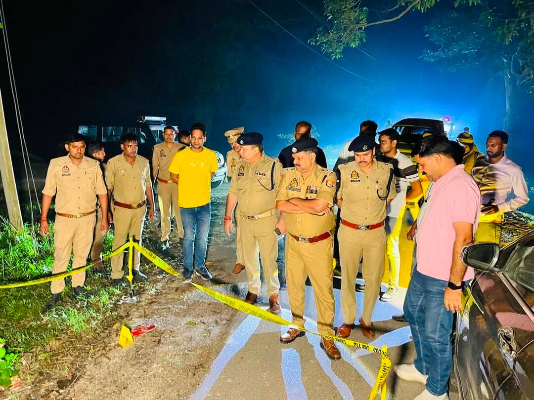 #Bahraich:- मुठभेड़ में हिस्ट्रीशीटर के पैर में लगी गोली, तीन चोर गिरफ्तार
जनपद बहराइच के खैरीघाट क्षेत्र में एसओजी और स्थानीय पुलिस की शातिर चोरों से भीषण मुठभेड़ हो गई। नानपारा-खैरीघाट मार्ग पर घेराबंदी देख अर्टिका सवार बदमाशों ने पुलिस टीम पर ताबड़तोड़ फायरिंग शुरू कर दी। पुलिस की तरफ से की गई जवाबी कार्यवाही में खैरीघाट का हिस्ट्रीशीटर आरोपी सम्भारी पैर में गोली लगने से घायल हो गया, जिसके ऊपर तीन दर्जन से अधिक संगीन मुकदमे दर्ज बताये जा रहे हैं।
पुलिस ने मौके से उसके तीन शातिर साथियों महेश चौहान, मोहित लाल और अनिल विश्वकर्मा को धर दबोचा। वहीं दूसरी कार में सवार दो अपराधी फायरिंग करते हुए फरार हो गए, जिनकी तलाश में पुलिस कांबिंग जारी है।
बदमाशों के कब्जे से अवैध तमंचा, कारतूस, अर्टिका कार तथा भारी मात्रा में चोरी के जेवरात और नकदी बरामद हुई। पुलिस तीन चोरों को गिरफ्तार कर आगे की कार्यवाही में जुट गई है।
UP Police Bahraich Police #facbookviralvideo #वीडियो