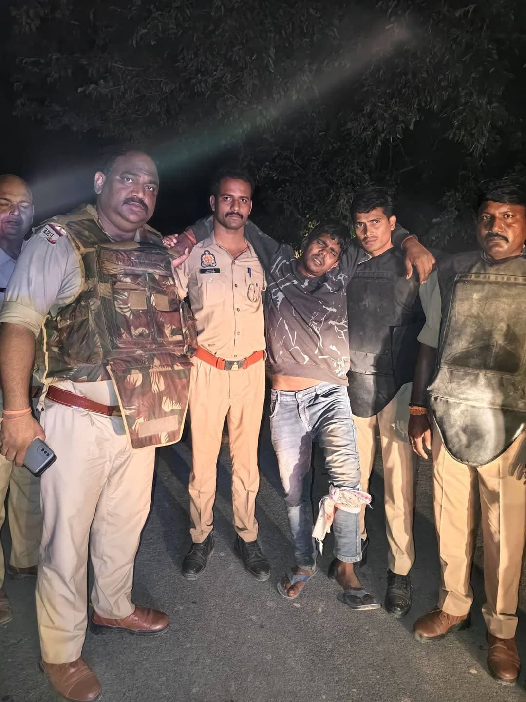 🚨 आजमगढ़: कप्तानगंज में पुलिस मुठभेड़, चोरी के आरोप में दो आरोपी गिरफ्तार
आजमगढ़ के कप्तानगंज थाना क्षेत्र में 18/19 अक्टूबर की दरमियानी रात पुलिस और संदिग्धों के बीच मुठभेड़ हुई। पुलिस के मुताबिक, जवाबी कार्रवाई में दो आरोपियों के बाएं पैर में गोली लगी, जिसके बाद दोनों को घायल अवस्था में गिरफ्तार कर उपचार के लिए अस्पताल भेजा गया।
🔴 गिरफ्तार आरोपियों की पहचान
▪️ दीपक उर्फ देवदत्त गोड
▪️ दिनेश कुमार उर्फ लकी
🚔 पुलिस के अनुसार बरामदगी
▪️ अवैध तमंचा और कारतूस
▪️ चोरी का सामान
▪️ घटना में प्रयुक्त ऑटो रिक्शा
पुलिस की ओर से दी गई जानकारी के अनुसार, दीपक के खिलाफ 13 और दिनेश के खिलाफ 16 आपराधिक मामले दर्ज हैं। पुलिस एकडंगी में हुई कथित चोरी सहित अन्य घटनाओं के संबंध में भी जांच कर रही है।
📍 यह कार्रवाई वरिष्ठ पुलिस अधीक्षक आजमगढ़ डॉ. अनिल कुमार के निर्देशन में चलाए जा रहे अभियान के क्रम में की गई।
📺 आजमगढ़ की हर बड़ी खबर के लिए जुड़े रहें TV24 NEWS EXPRESS के साथ।
खबर को शेयर करें ताकि स्थानीय लोगों तक जानकारी पहुंच सके।
<nis:link nis:type=tag nis:id=azamgarhnews nis:value=AzamgarhNews nis:enabled=true nis:link/> <nis:link nis:type=tag nis:id=kaptanganj nis:value=Kaptanganj nis:enabled=true nis:link/> <nis:link nis:type=tag nis:id=azamgarhpolice nis:value=AzamgarhPolice nis:enabled=true nis:link/> <nis:link nis:type=tag nis:id=uppolice nis:value=UPPolice nis:enabled=true nis:link/> <nis:link nis:type=tag nis:id=crimenews nis:value=CrimeNews nis:enabled=true nis:link/> <nis:link nis:type=tag nis:id=tv24newsexpress nis:value=TV24NewsExpress nis:enabled=true nis:link/>
नोट: यह खबर पुलिस की प्रेस विज्ञप्ति पर आधारित है। आरोपों की अंतिम पुष्टि न्यायिक प्रक्रिया के अधीन है।