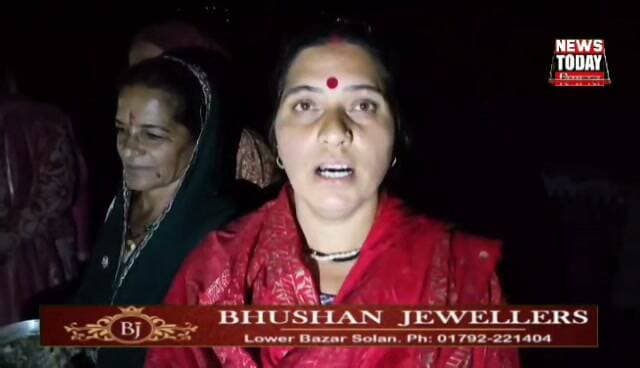 सिरमौर के राजगढ़ में दुर्गा अष्टमी का पर्व पारंपरिक रीति-रिवाजों के साथ मनाया गया। स्थानीय बोली में आठयो कहलाने वाले इस पर्व पर धराड़ा–धराड़ी पूजा के जरिए लोक संस्कृति और सदियों पुरानी परंपराओं की अनूठी झलक देखने को मिली।
राजगढ़ और आसपास के ग्रामीण क्षेत्रों में 18 अक्तूबर को आठयो पर्व श्रद्धा और पारंपरिक उत्साह के साथ मनाया गया। इस दौरान ग्रामीणों ने सफेद फूलों से धराड़ा यानी नर और धराड़ी यानी मादा के प्रतीक तैयार कर विधिवत पूजा-अर्चना की।
परंपरा के अनुसार, पूजा में हलवा, गेहूं के मूड़े, अखरोट, गुड़ और देशी घी सहित पारंपरिक सामग्री अर्पित की गई। पूजा के बाद प्रतीकों को जल स्रोत तक ले जाने की रस्म भी निभाई गई। यह पर्व प्रकृति, लोक आस्था और पूर्वजों की विरासत से ग्रामीणों के गहरे जुड़ाव को दर्शाता है।
सिरमौर की लोक संस्कृति के संरक्षण में पद्मश्री विद्यानंद सरैक और साहित्यकार एवं लोक कलाकार डॉ. जौग्रेंद्र हाब्बी जैसे विद्वानों का योगदान भी उल्लेखनीय रहा है।
आधुनिकता के दौर में भी आठयो जैसे पारंपरिक पर्व हिमाचल की समृद्ध लोक संस्कृति को जीवंत बनाए हुए हैं।
न्यूज टुडे हिमाचल के लिए राजगढ़ से रवि दत्त भारद्वाज की रिपोर्ट।