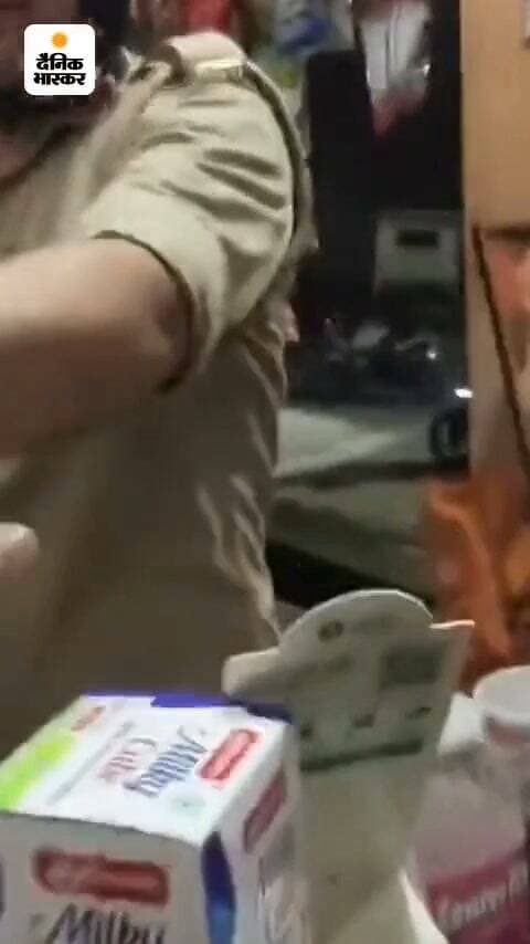 *दरोगा पर थप्पड़ मारने का आरोप:* शाहजहांपुर में युवक बोला- संविधान की कसम खाइए; पुलिस बोली- वीडियो के आधार पर जांच जारी
