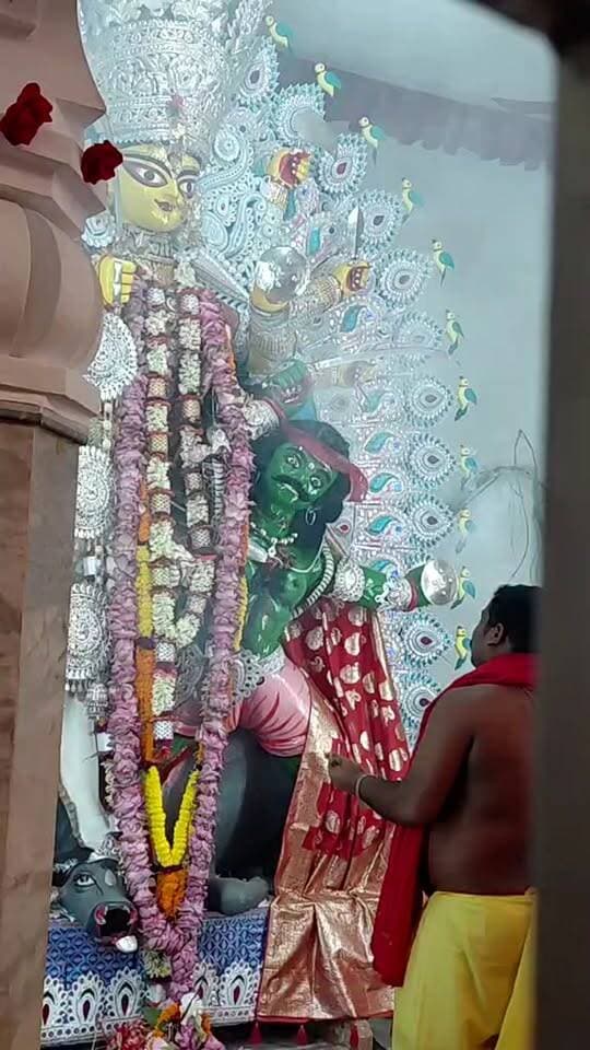 অষ্টমীর সকাল শান্তিপুর ডাবরেপাড়া বুড়ো বারোয়ারী থেকে। এ বছর তাদের ২৫৫ তম বর্ষ